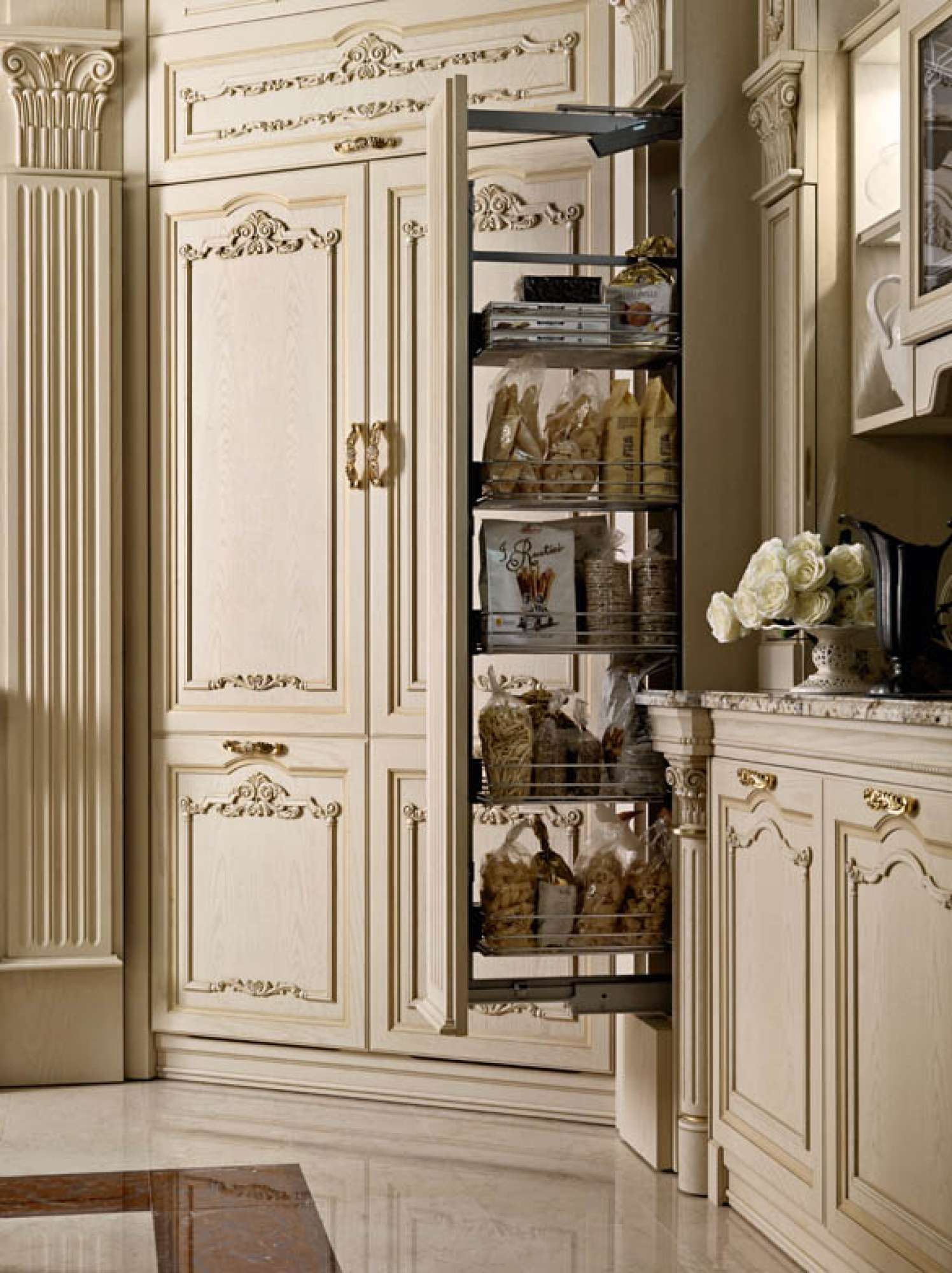 Cucina di lusso su misura in rovere con intagli e finiture dorate, dettaglio dispensa, design Martini Verona