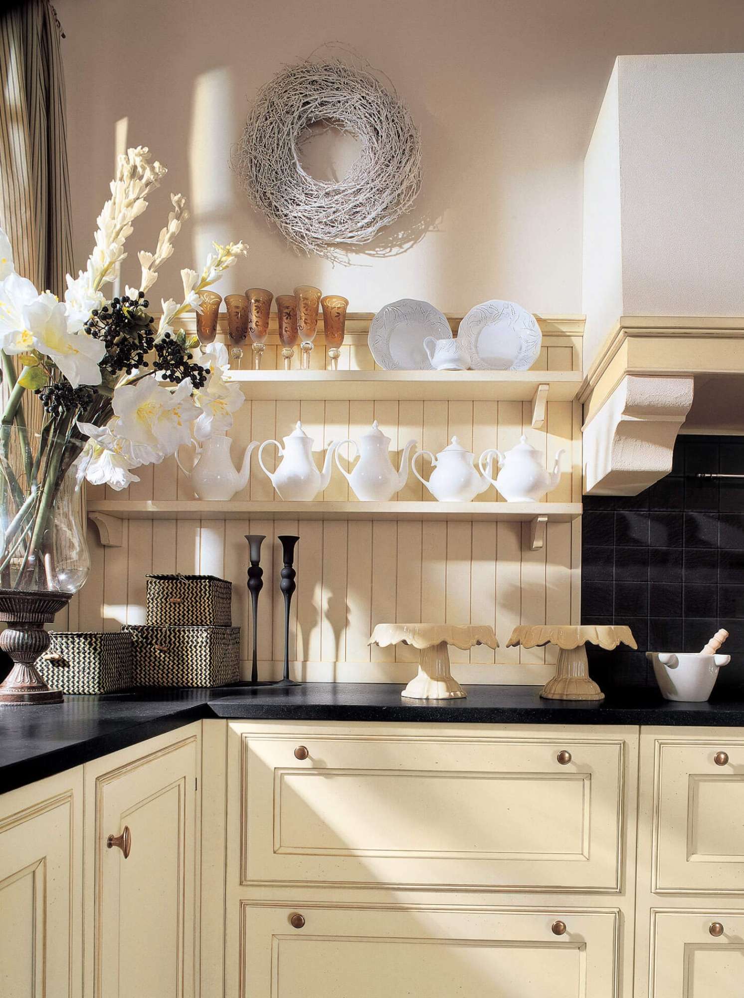 Cucina su misura con finiture in panna e top in quarzo nero, design Martini Verona