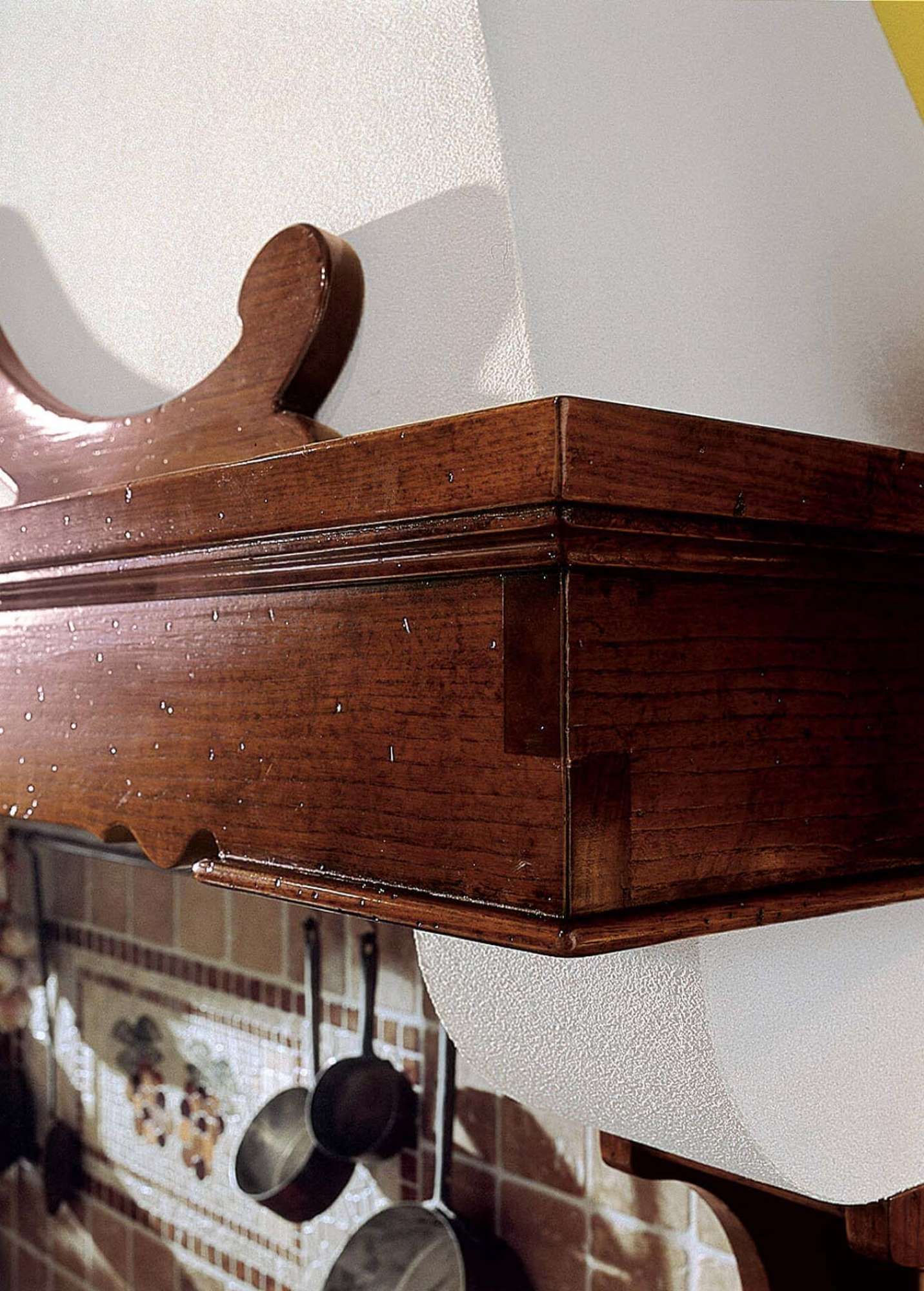 Cucina classica su misura in legno massiccio con finiture castagno antiquariato, dettaglio cappa, design Martini Verona
