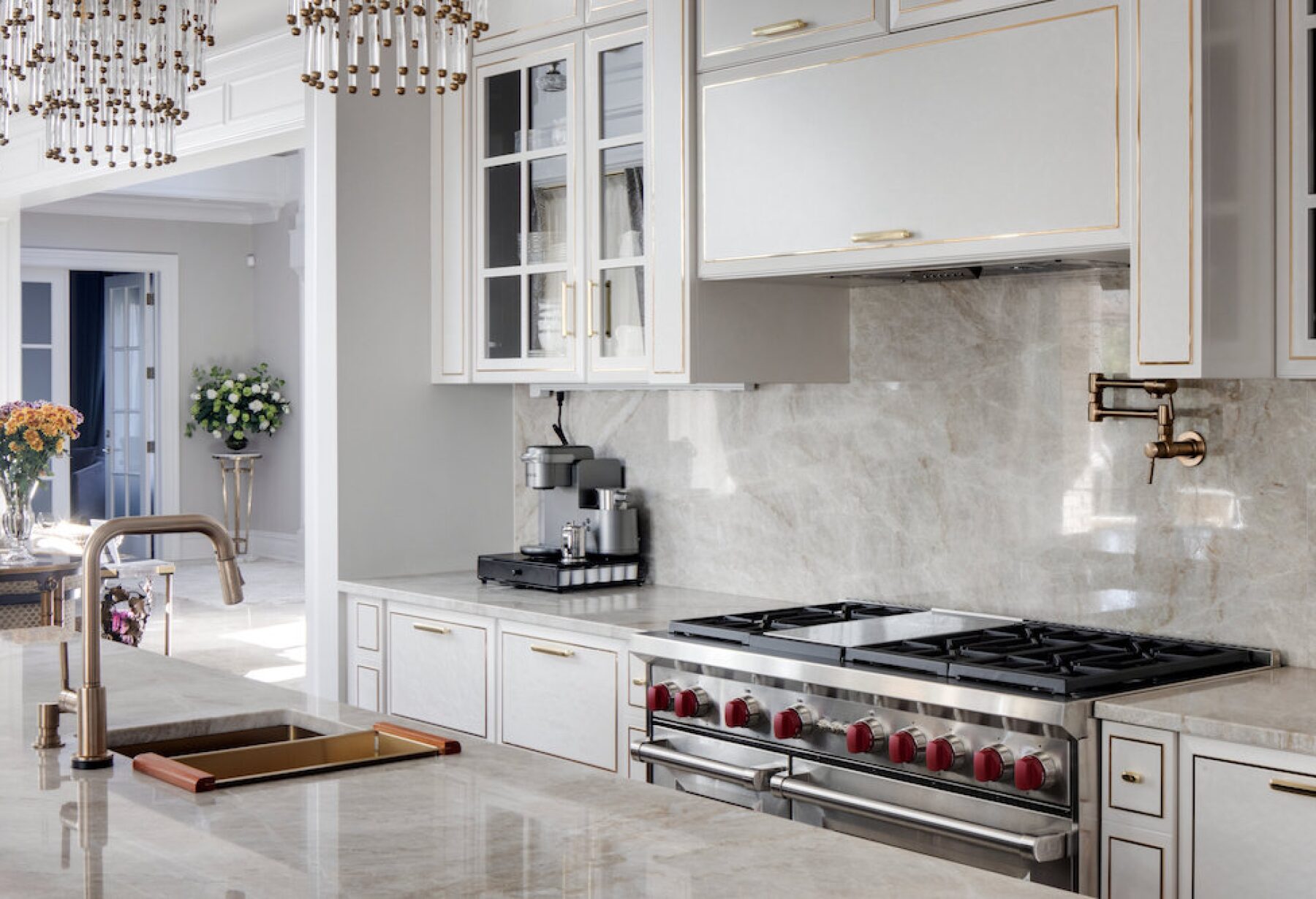 Cucina con isola su misura laccatura bianca in ebano e dettagli in ottone, design Martini Verona