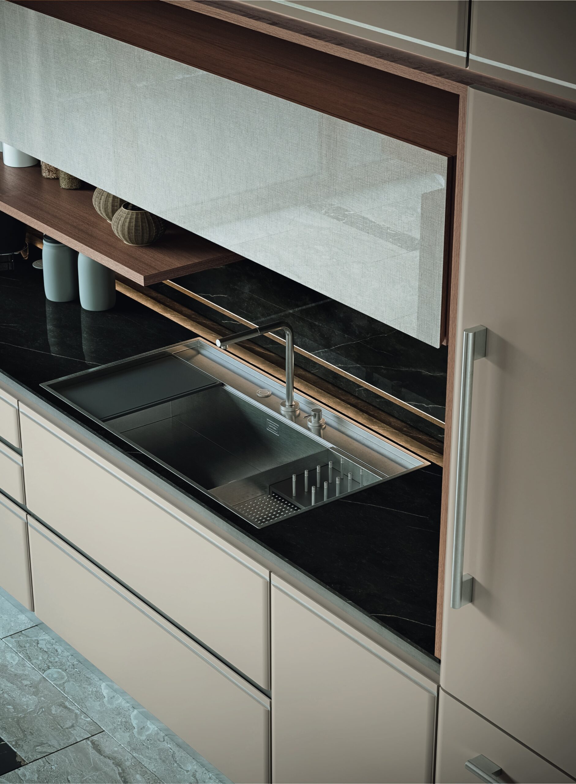 Martini Verona – cucina moderna su misura con basi in noce, lavello integrato e finiture metalliche