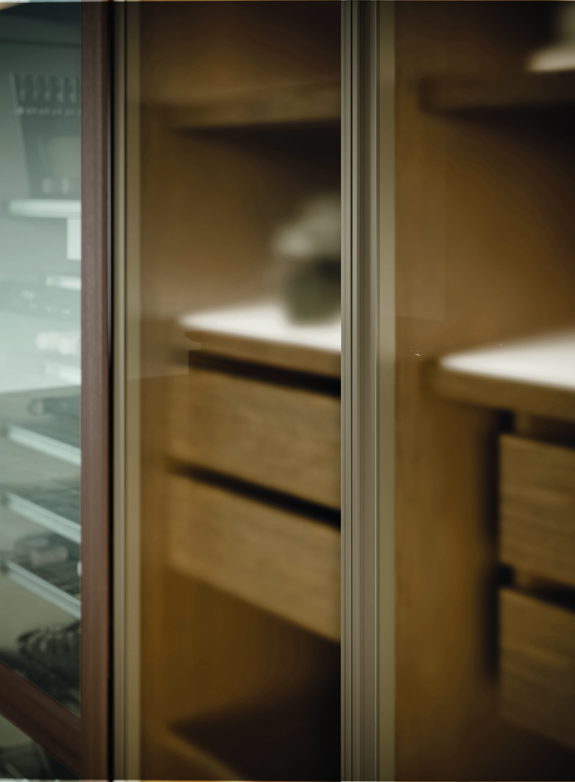 Martini Verona – cucina su misura moderna in noce con dettagli e finiture metalliche