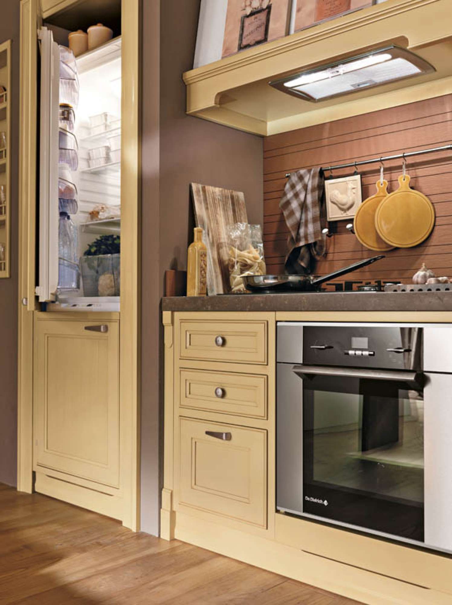 Cucina su misura in legno massiccio senape con top in quarzite, design Martini Verona