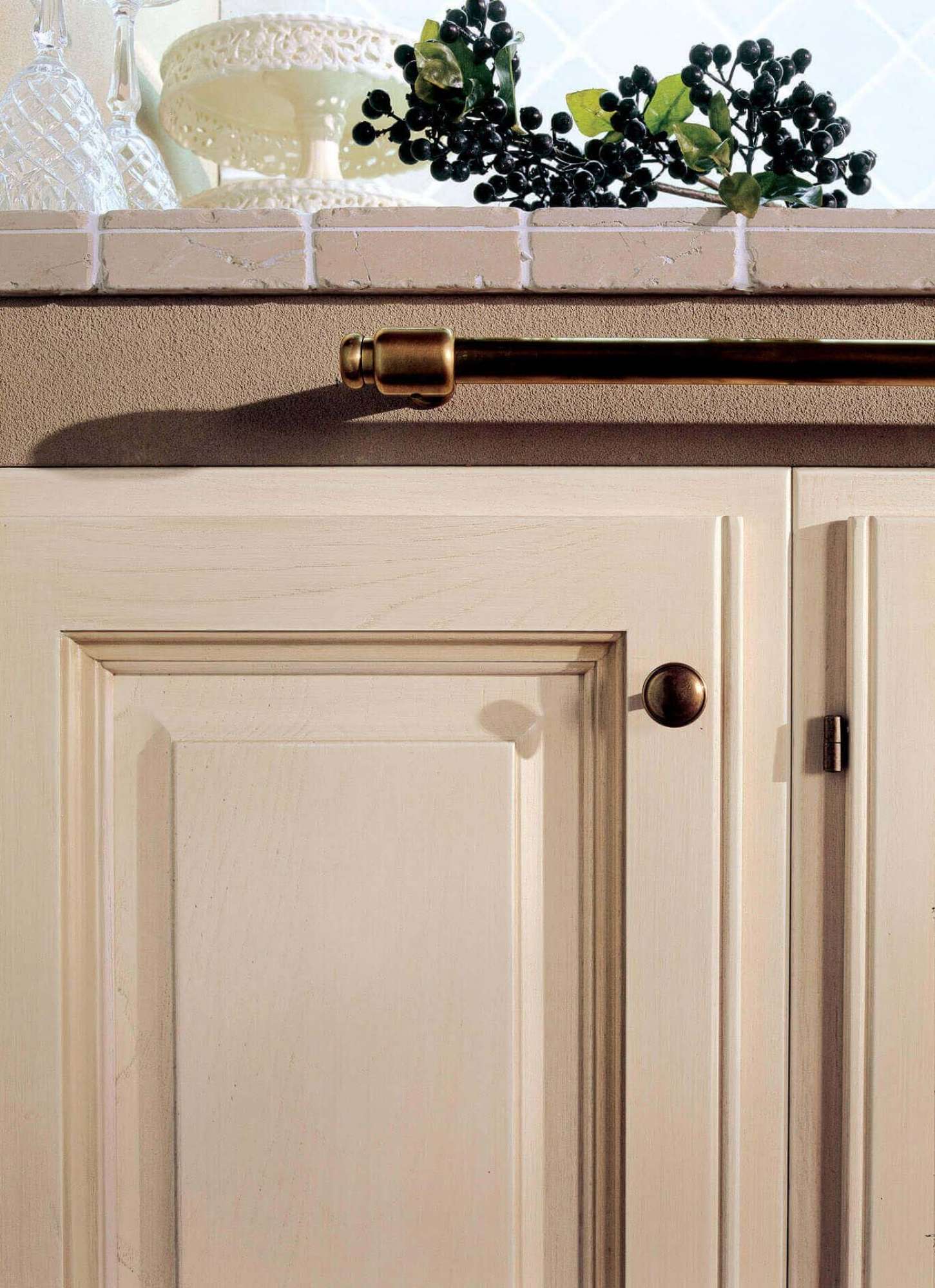 Cucina su misura country in castagno massello laccato, dettaglio finiture anta, design Martini Verona