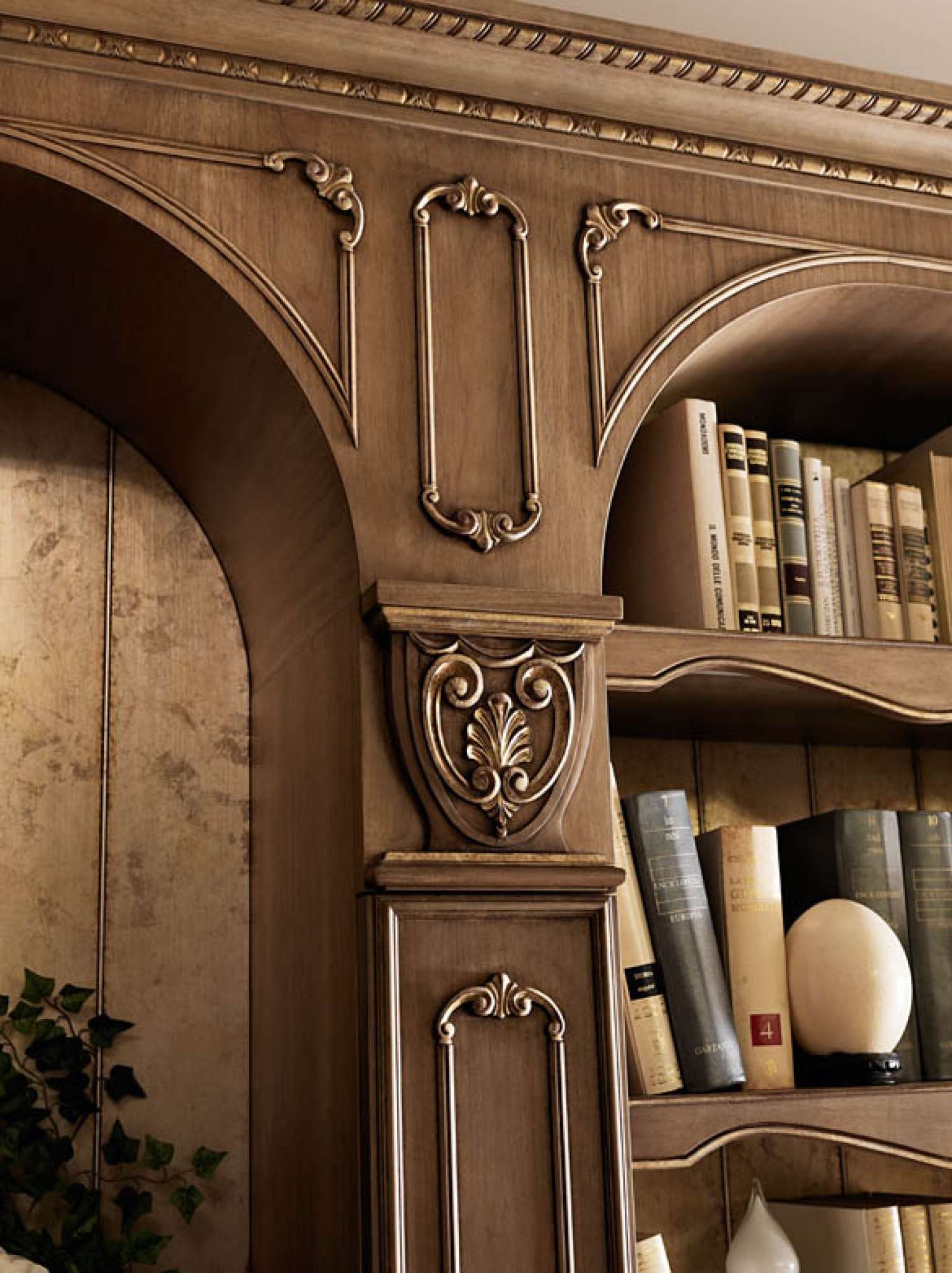 Mobili per zona giorno classico di lusso su misura, dettaglio boiserie, design Martini Verona