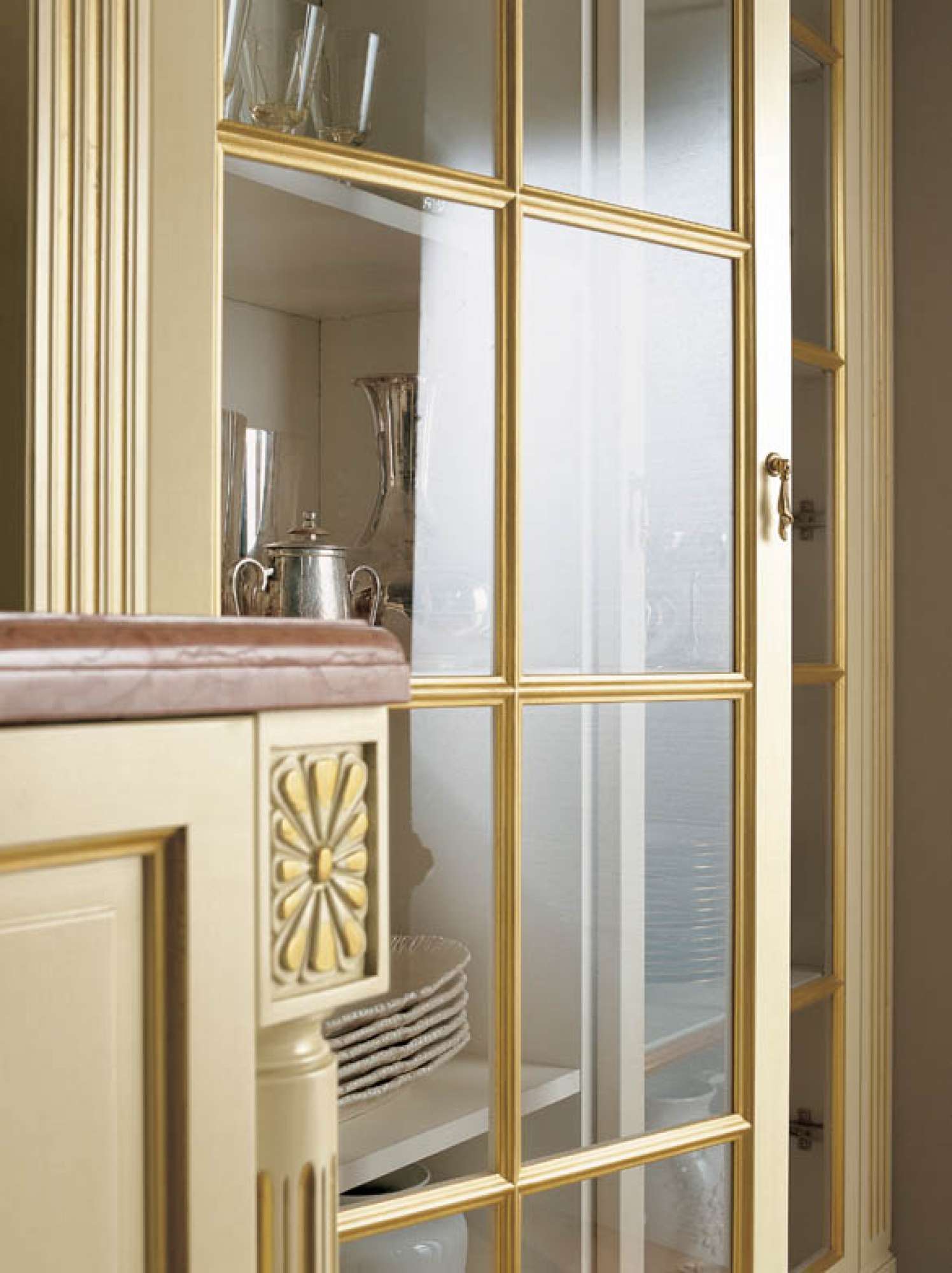 Cucina su misura in legno massiccio crema e applicazioni in foglia d'oro, dettaglio dispensa, design Martini Verona