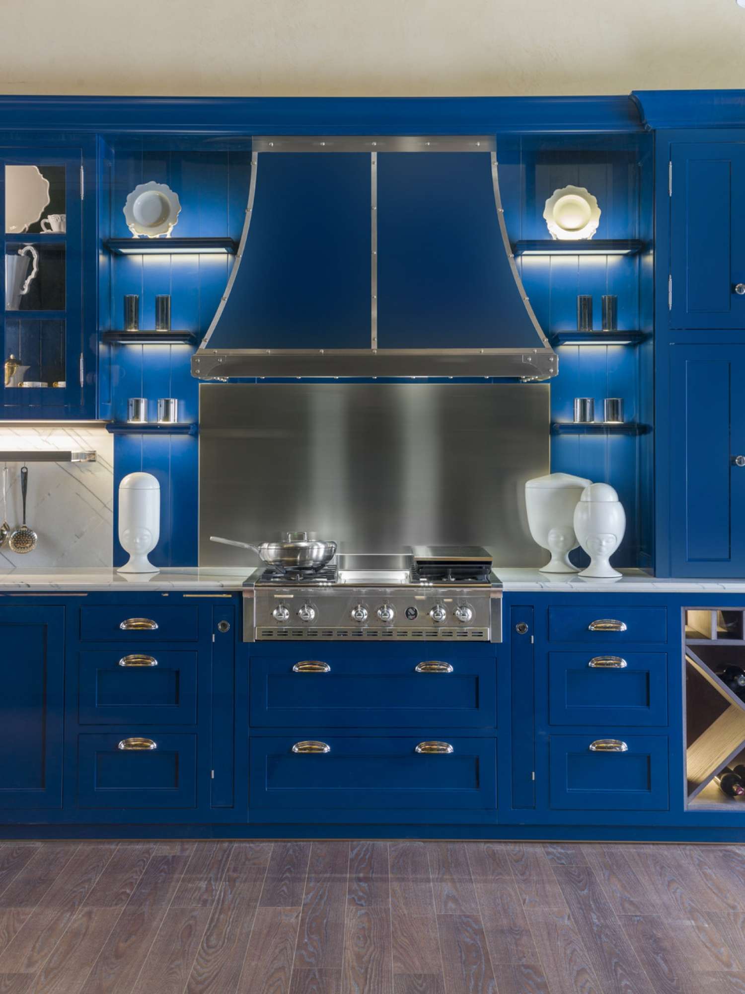 Cucina su misura stile shaker in legno massiccio e laccatura blu e bianca, design Martini Verona