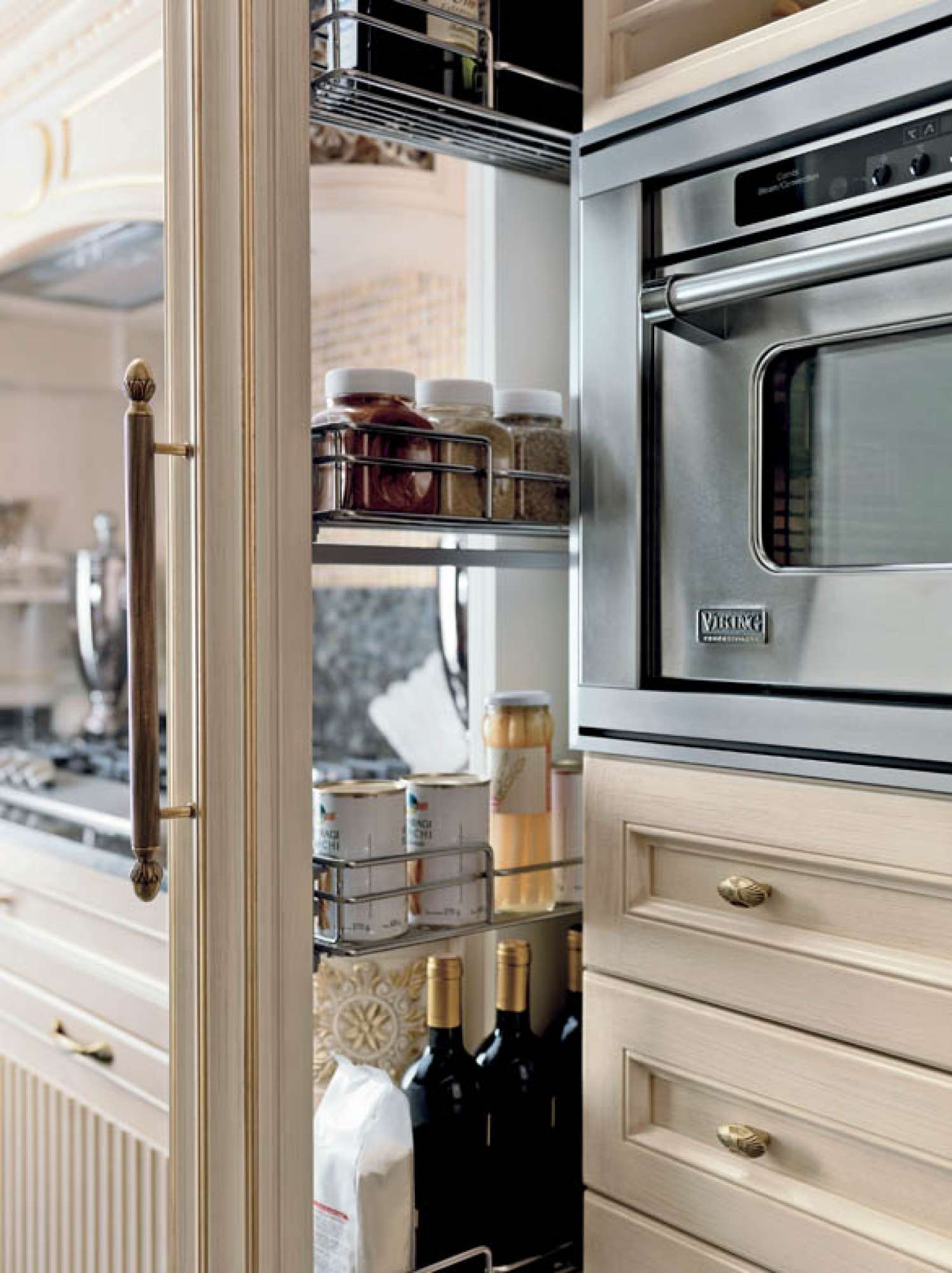 Cucina su misura laccata bianca e noce, design Martini Verona