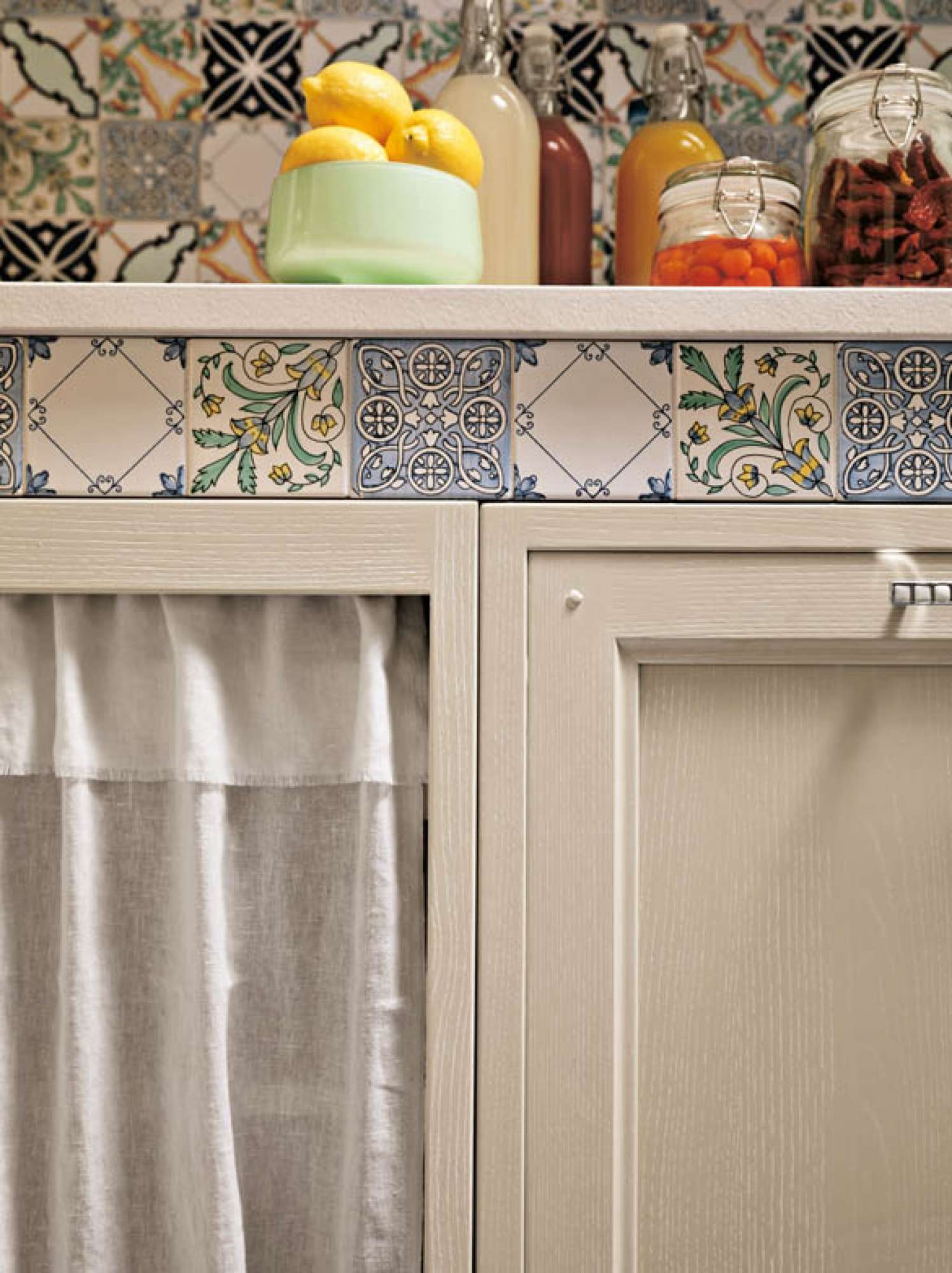 Cucina su misura in rovere patinato con ceramiche di Vietri, dettaglio ante, design Martini Verona