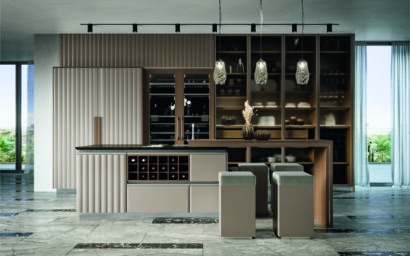 Cucina di lusso moderna su misura Materia di Martini Interiors in noce e finiture metallizzate, studio di interior design