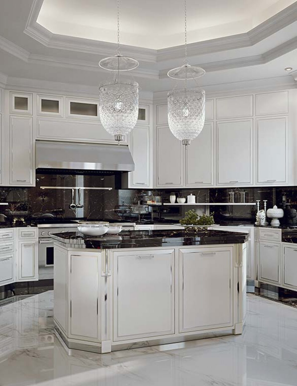 Cucina con isola su misura laccata bianca e dettagli in acciaio, design Martini Verona