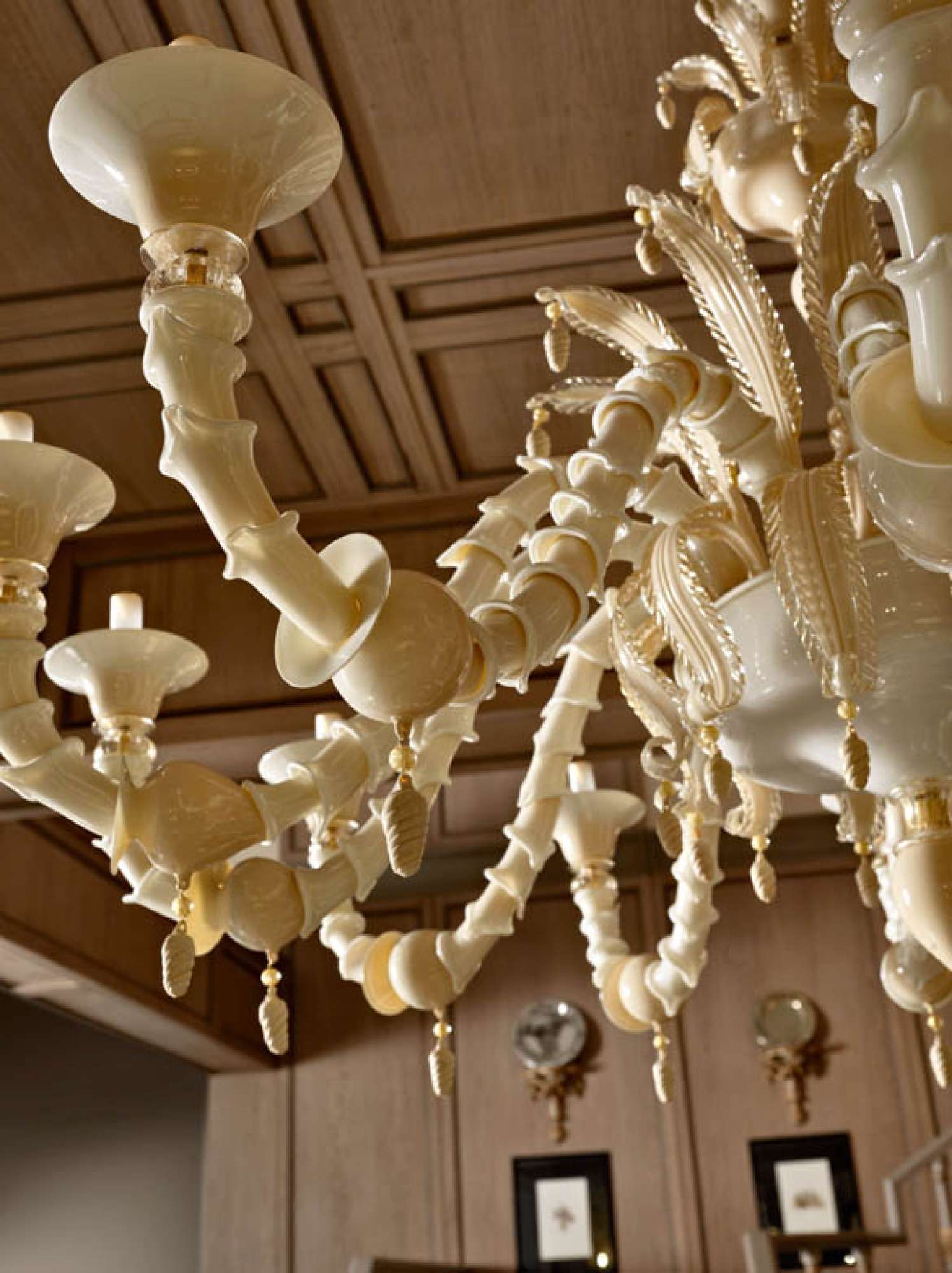 Mobili zona giorno classico di lusso per Villa a Montecarlo, dettaglio lampadario, design Martini Verona