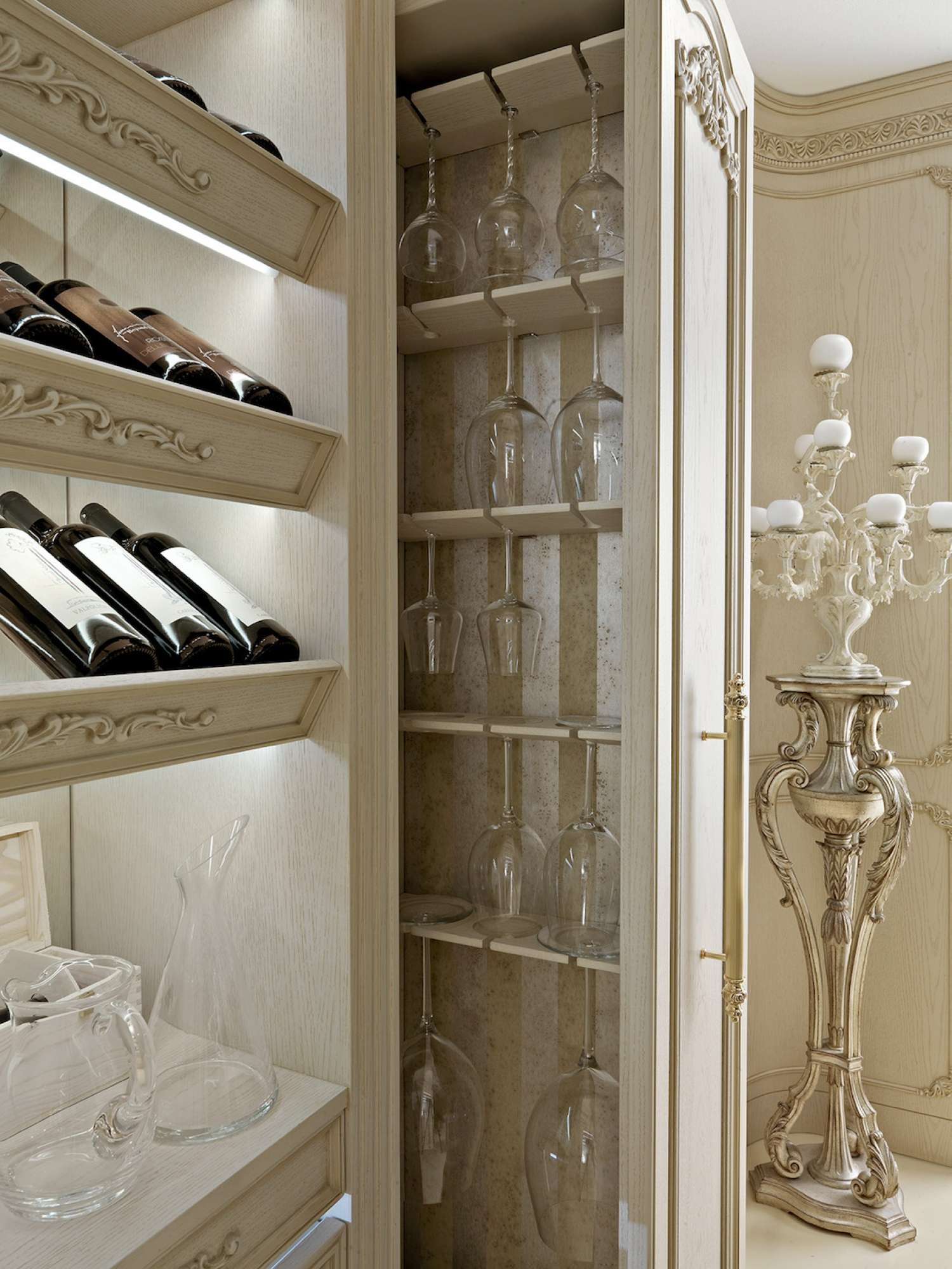 Cucina di lusso su misura in rovere con intagli e finiture dorate, design Martini Verona