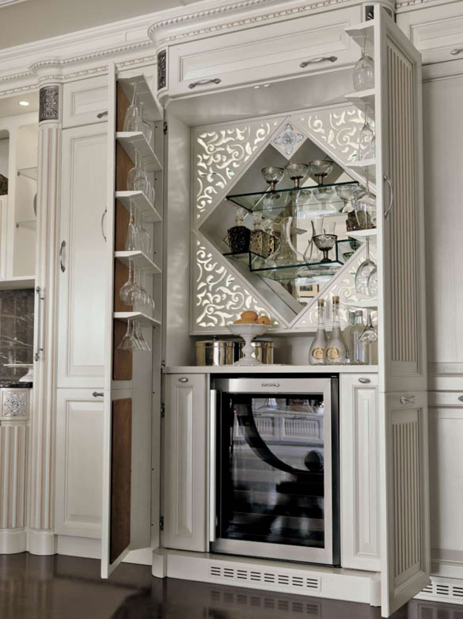 Cucina su misura laccata patinata con finiture madreperla, design Martini Verona