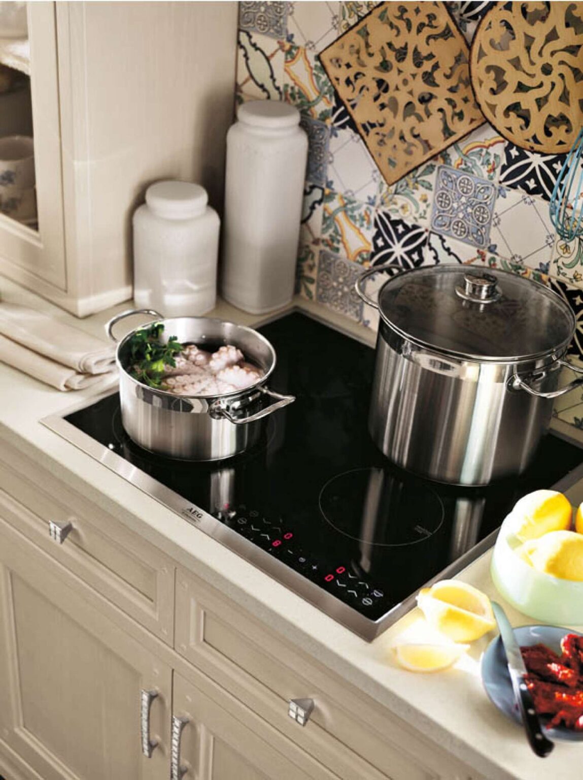 Cucina su misura in rovere patinato con ceramiche di Vietri, dettaglio zona cottura, design Martini Verona