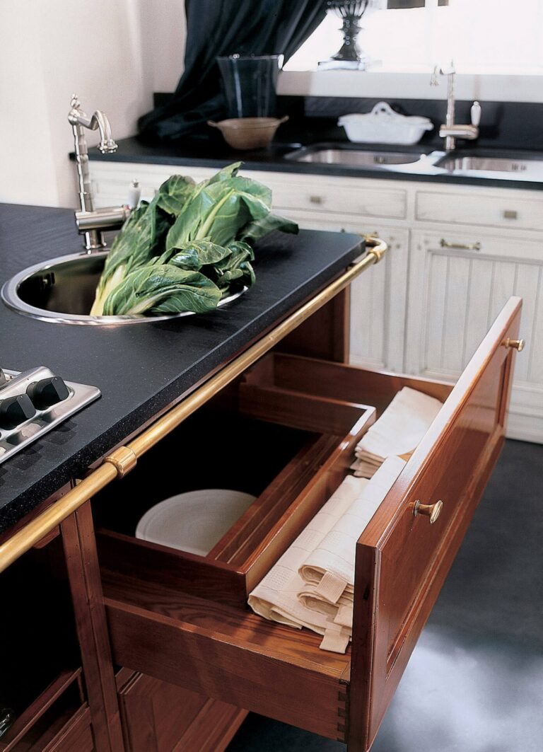 Cucina su misura in legno massiccio con isola in ciliegio, dettaglio cassetti isola, design Martini Verona