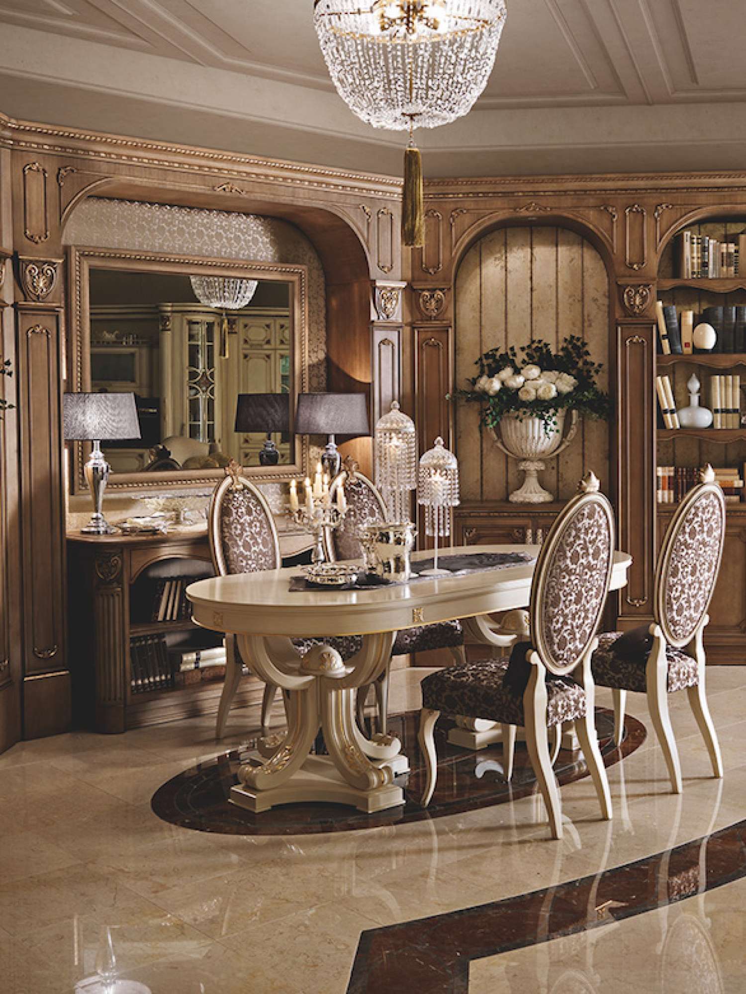 Cucina su misura di lusso laccata vaniglia vintage con decori in foglia oro, design Martini Verona