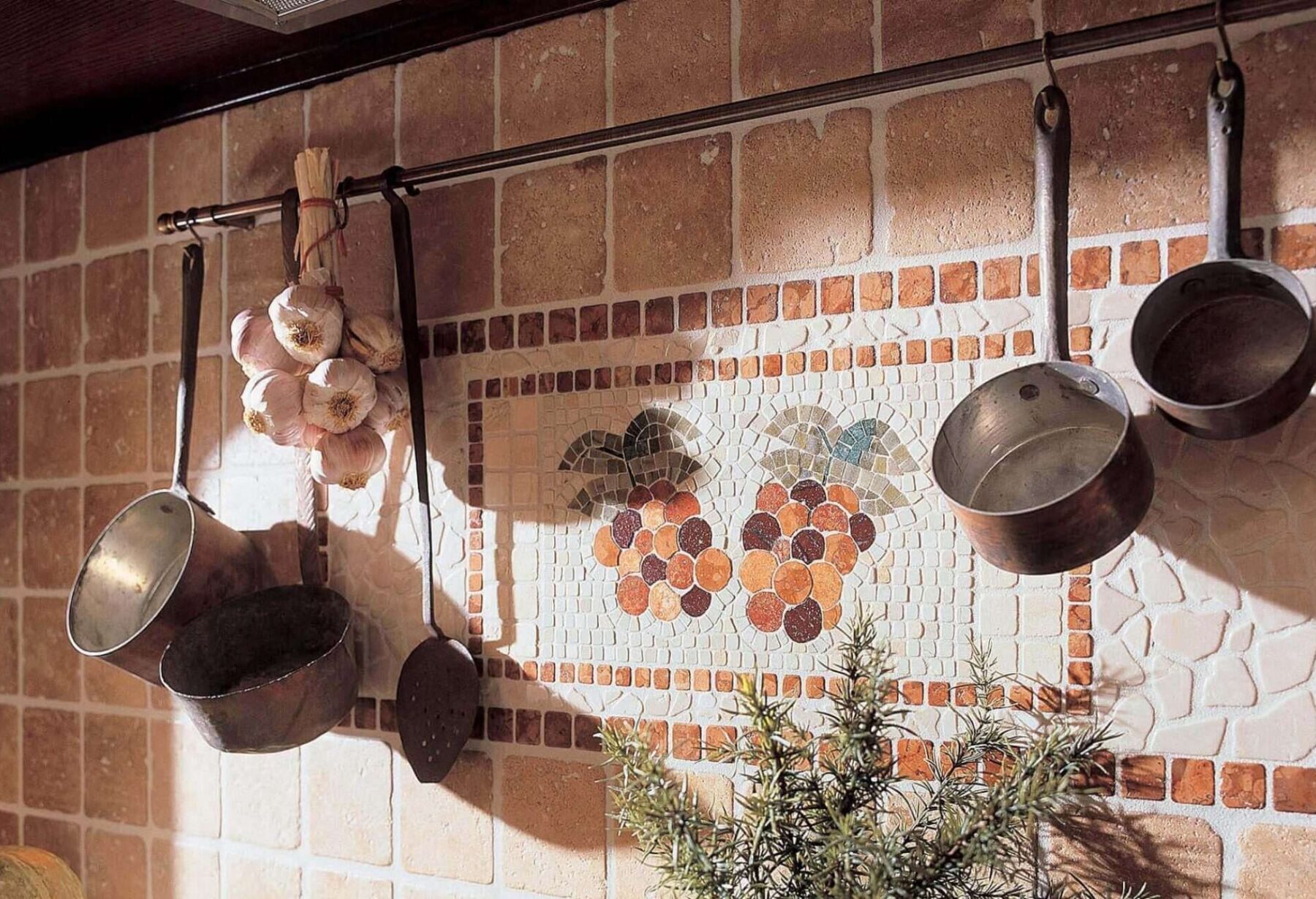 Cucina classica su misura in legno massiccio con finiture castagno antiquariato, design Martini Verona