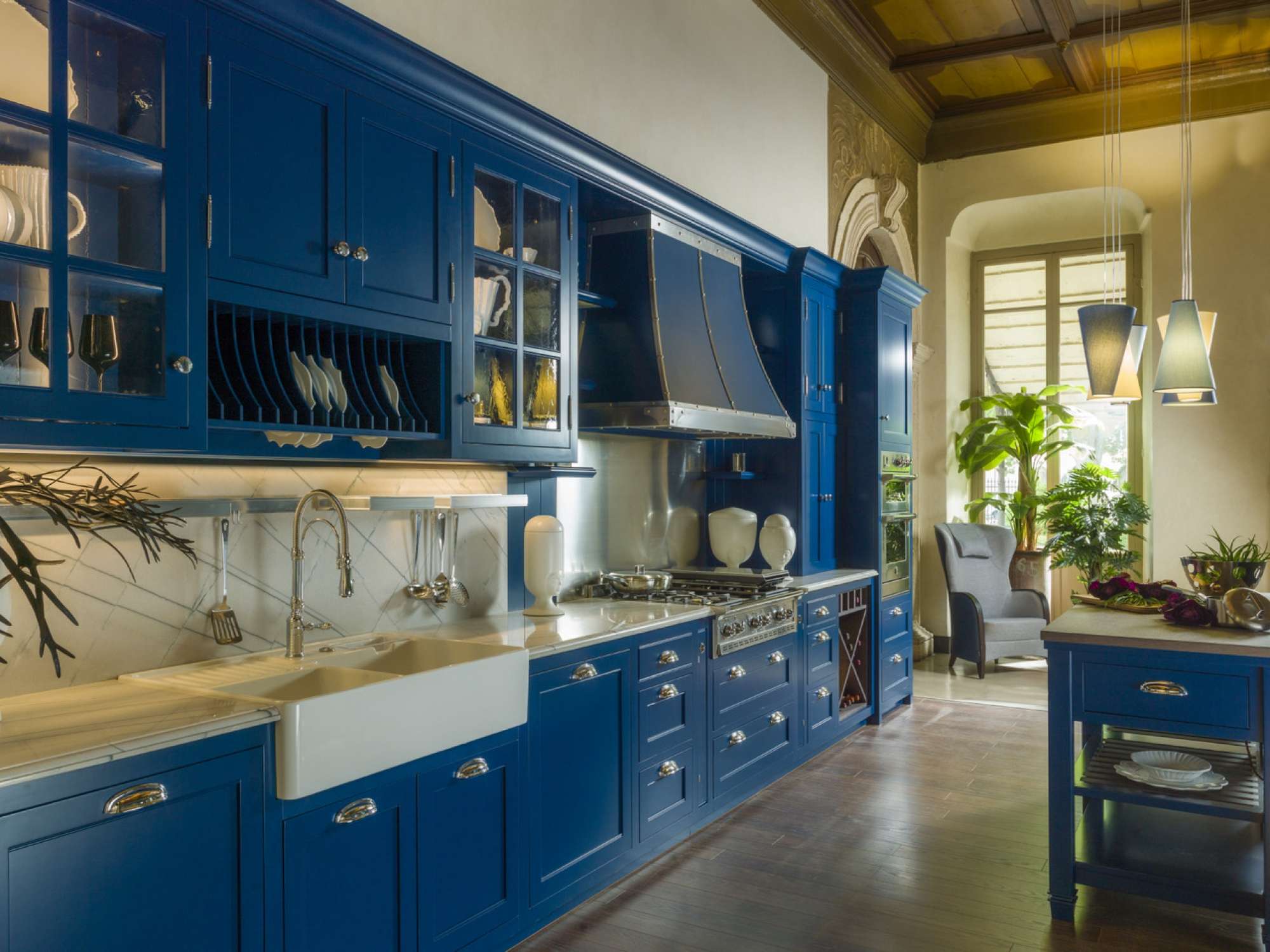 Cucina su misura stile shaker in legno massiccio e laccatura blu e bianca, design Martini Verona