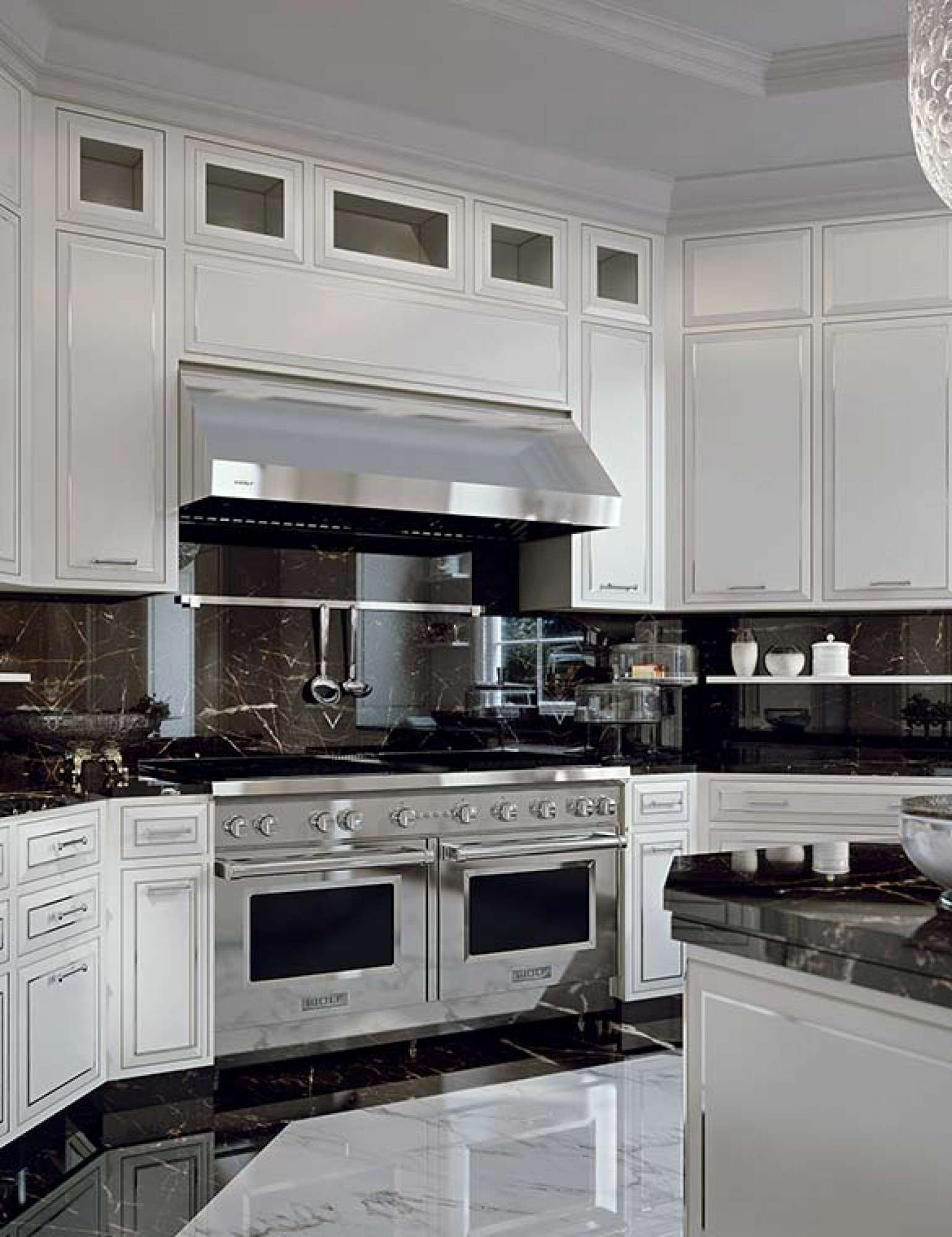 Cucina su misura laccata bianca e dettagli in acciaio, design Martini Verona