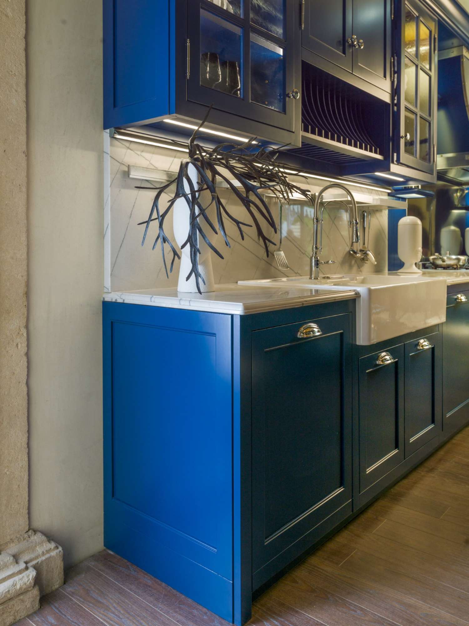 Cucina su misura stile shaker in legno massiccio e laccatura blu e bianca, design Martini Verona
