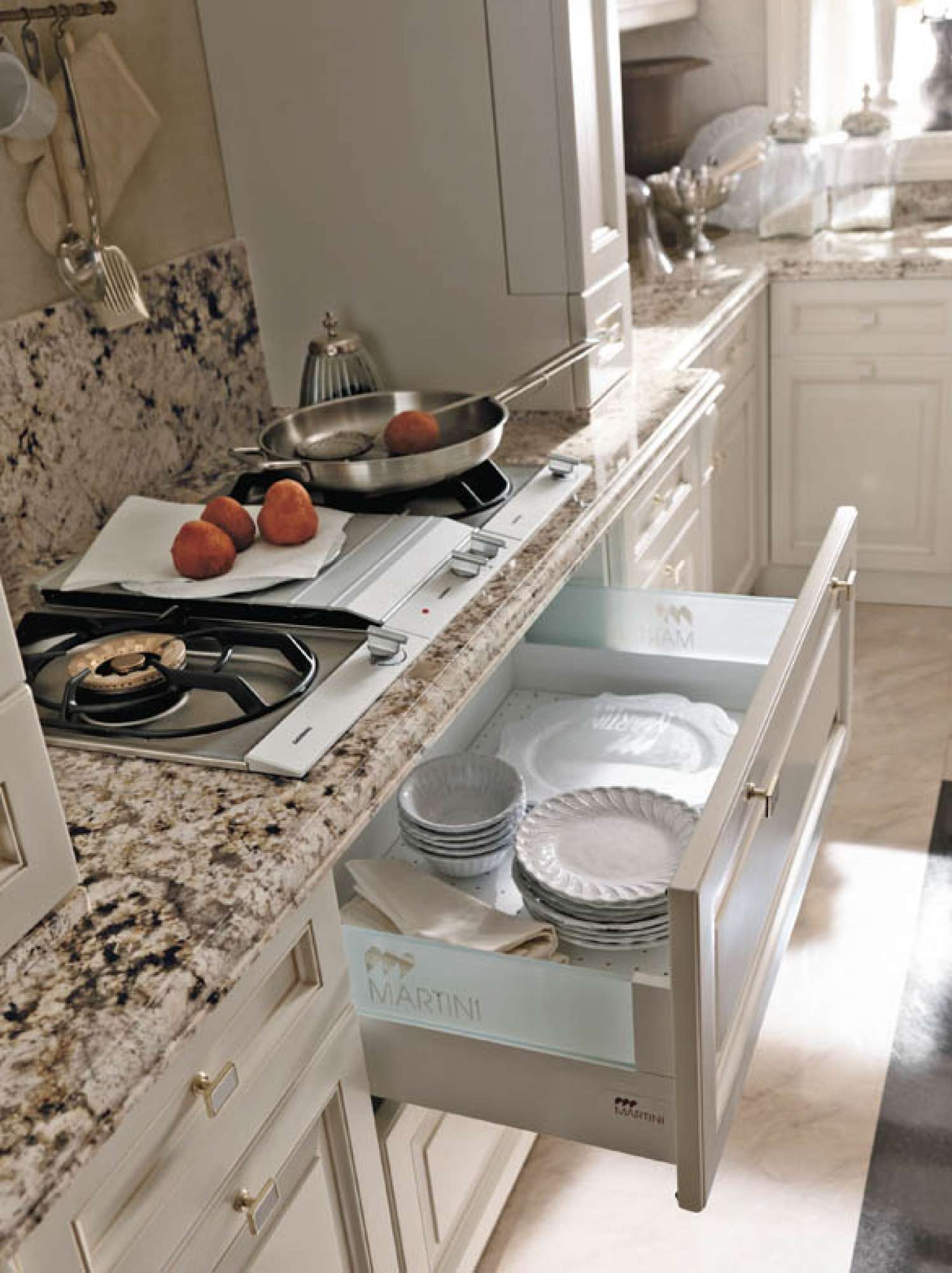 Cucina su misura laccata bianca, dettaglio cassetti, design Martini Verona