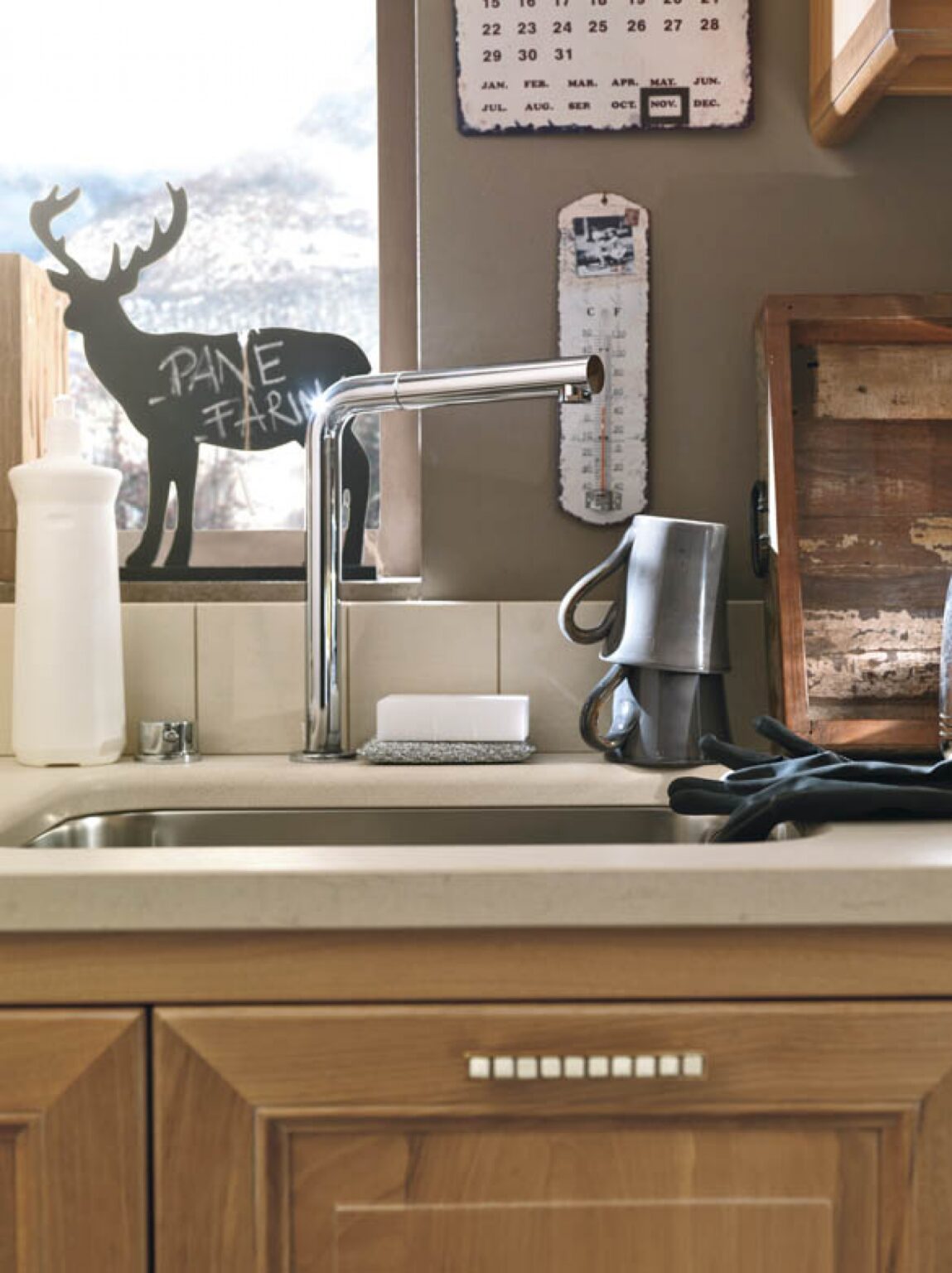 Cucina su misura in legno massiccio di noce crudo, dettaglio lavello, design Martini Verona