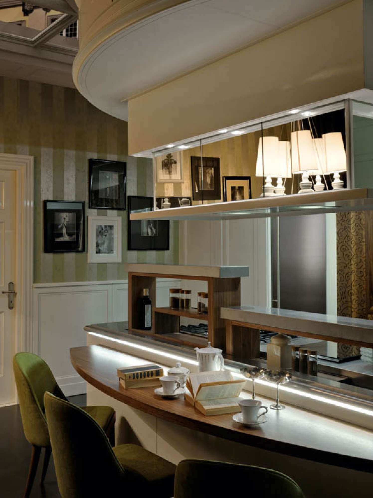 Cucina di lusso su misura laccata bianca, design Martini Verona