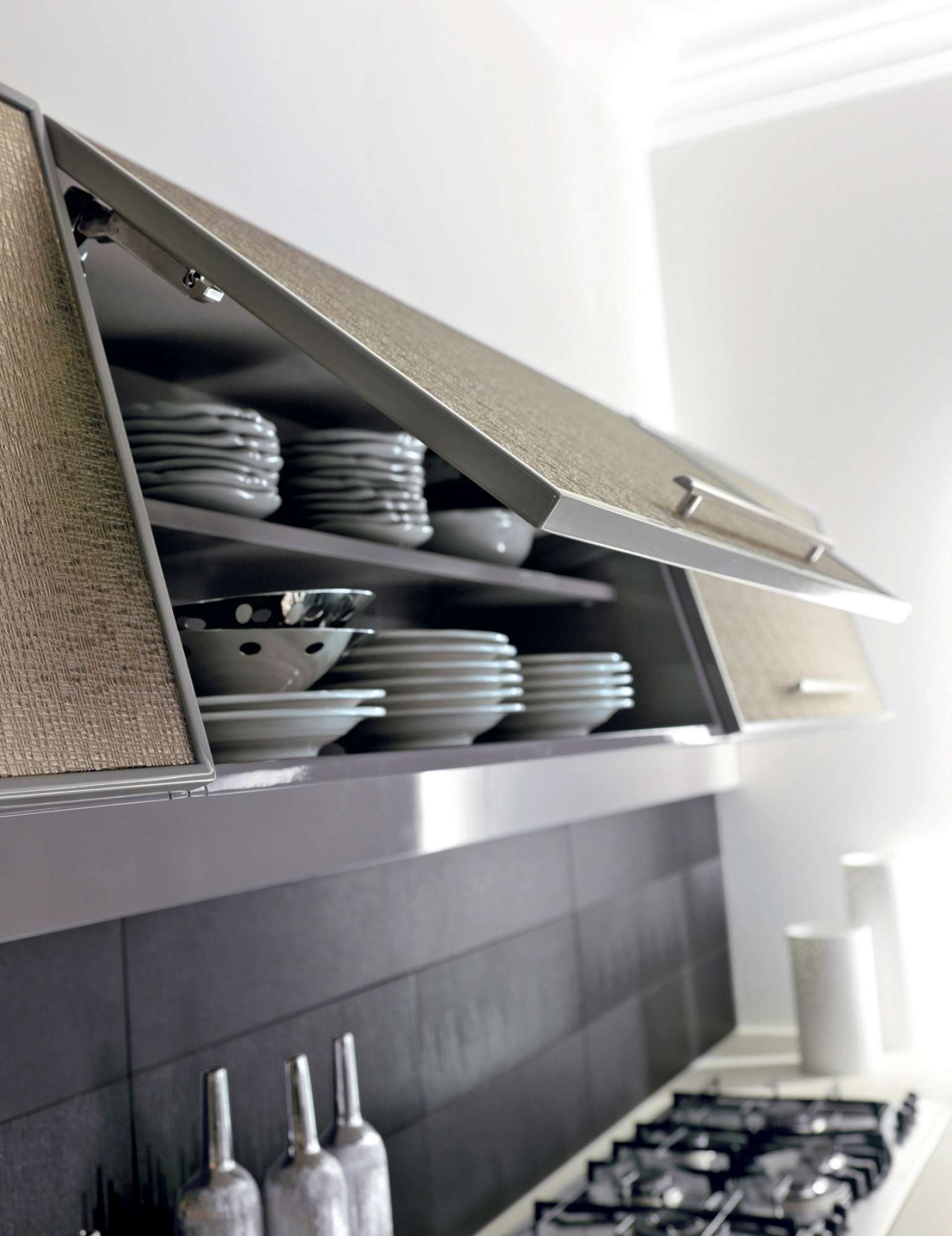 Cucina su misura contemporanea grigia lucido con finiture in vetro, dettaglio pensili, design Martini Verona