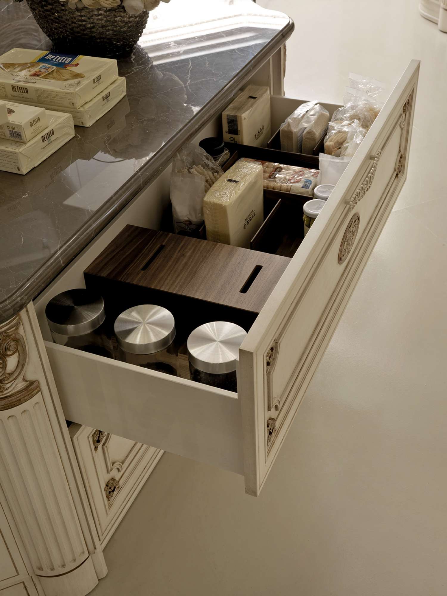 Cucina su misura di lusso laccata vaniglia vintage con decori in foglia oro, design Martini Verona