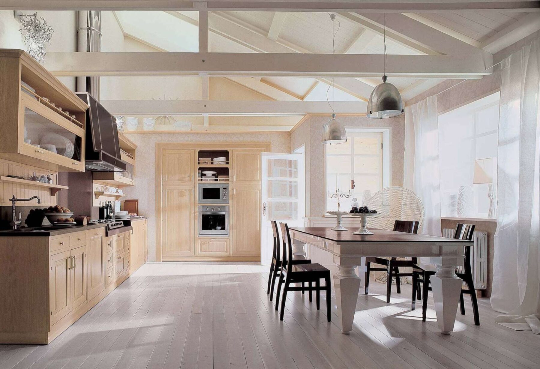 Cucina su misura in legno massiccio, design Martini Verona