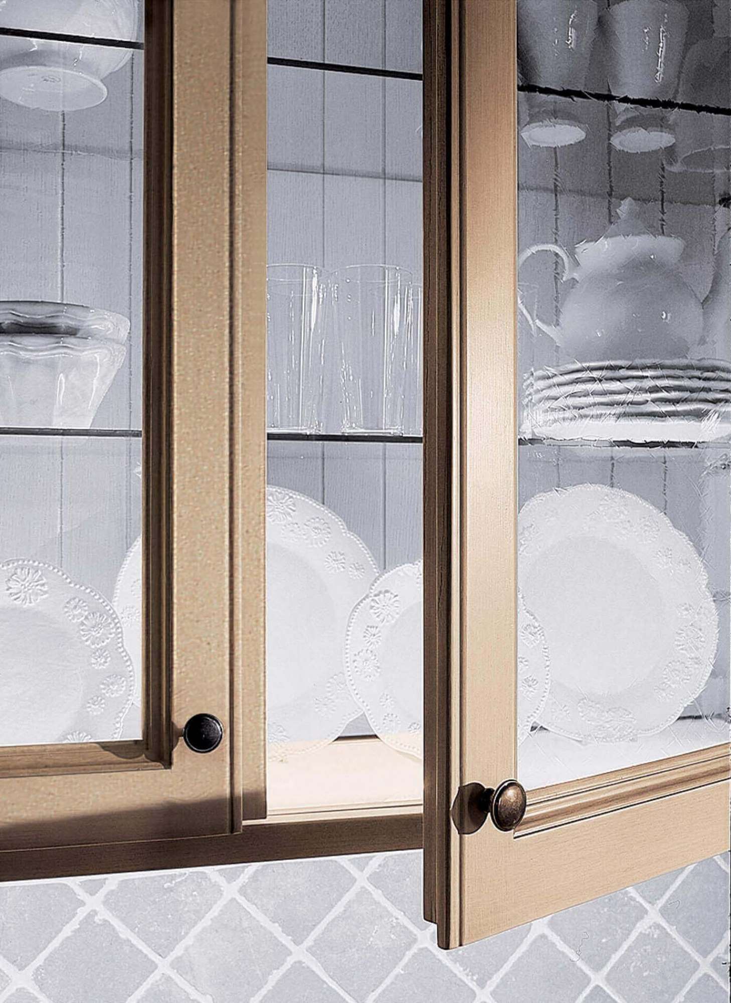 Cucina su misura country in castagno massello laccato, dettaglio dispensa, design Martini Verona