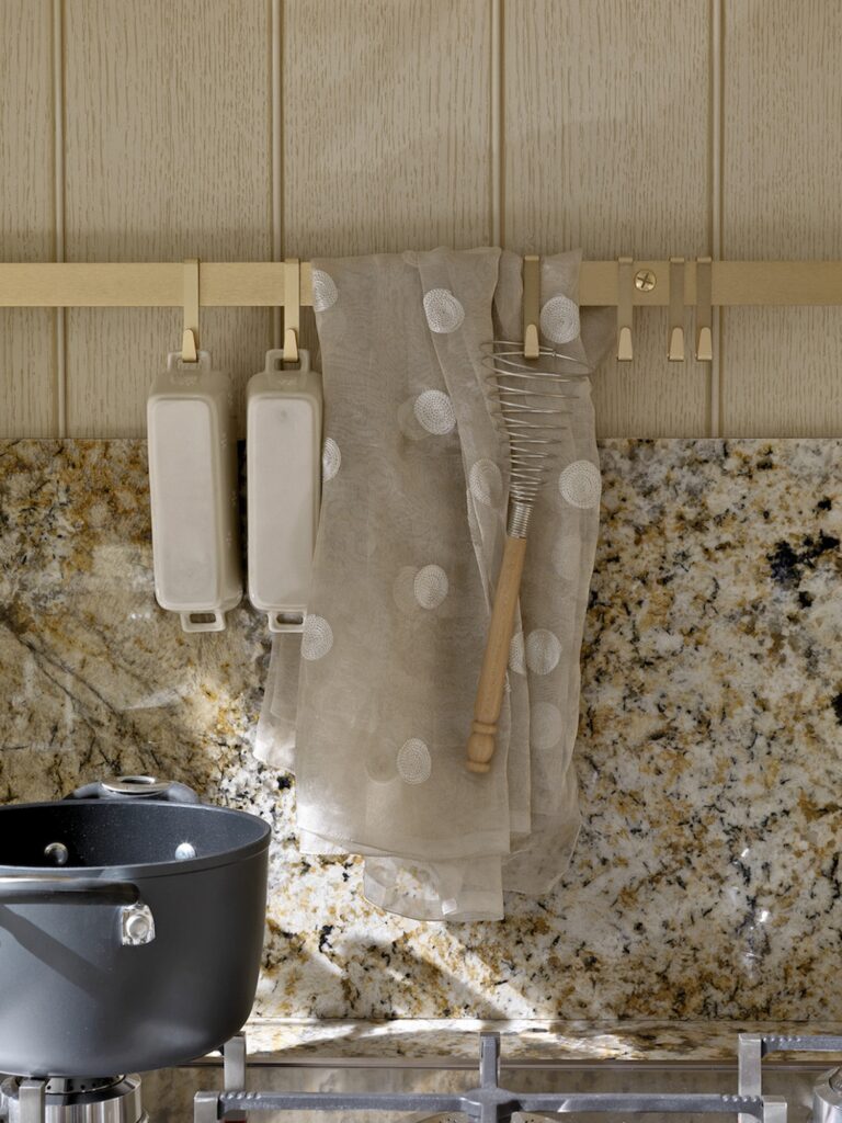 Cucina di lusso su misura in rovere con intagli e finiture dorate, design Martini Verona