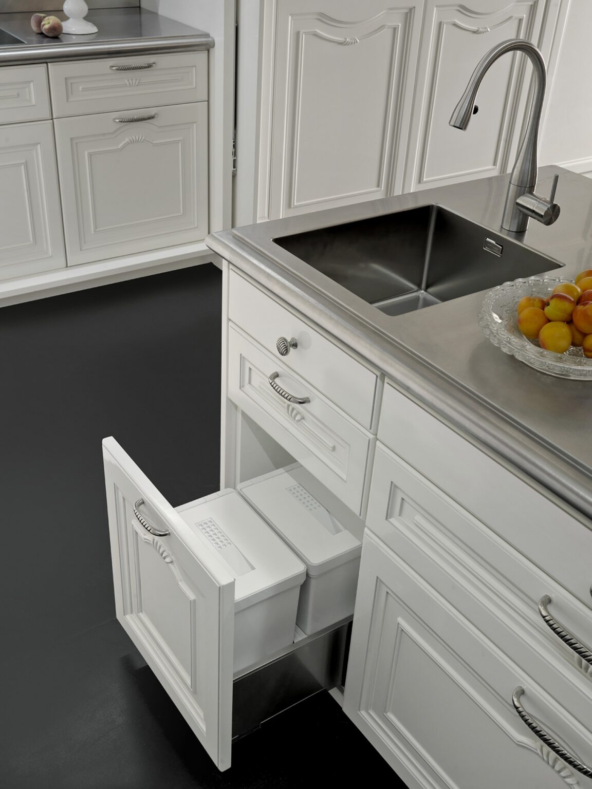 Cucina di lusso su misura laccata bianca, design Martini Verona