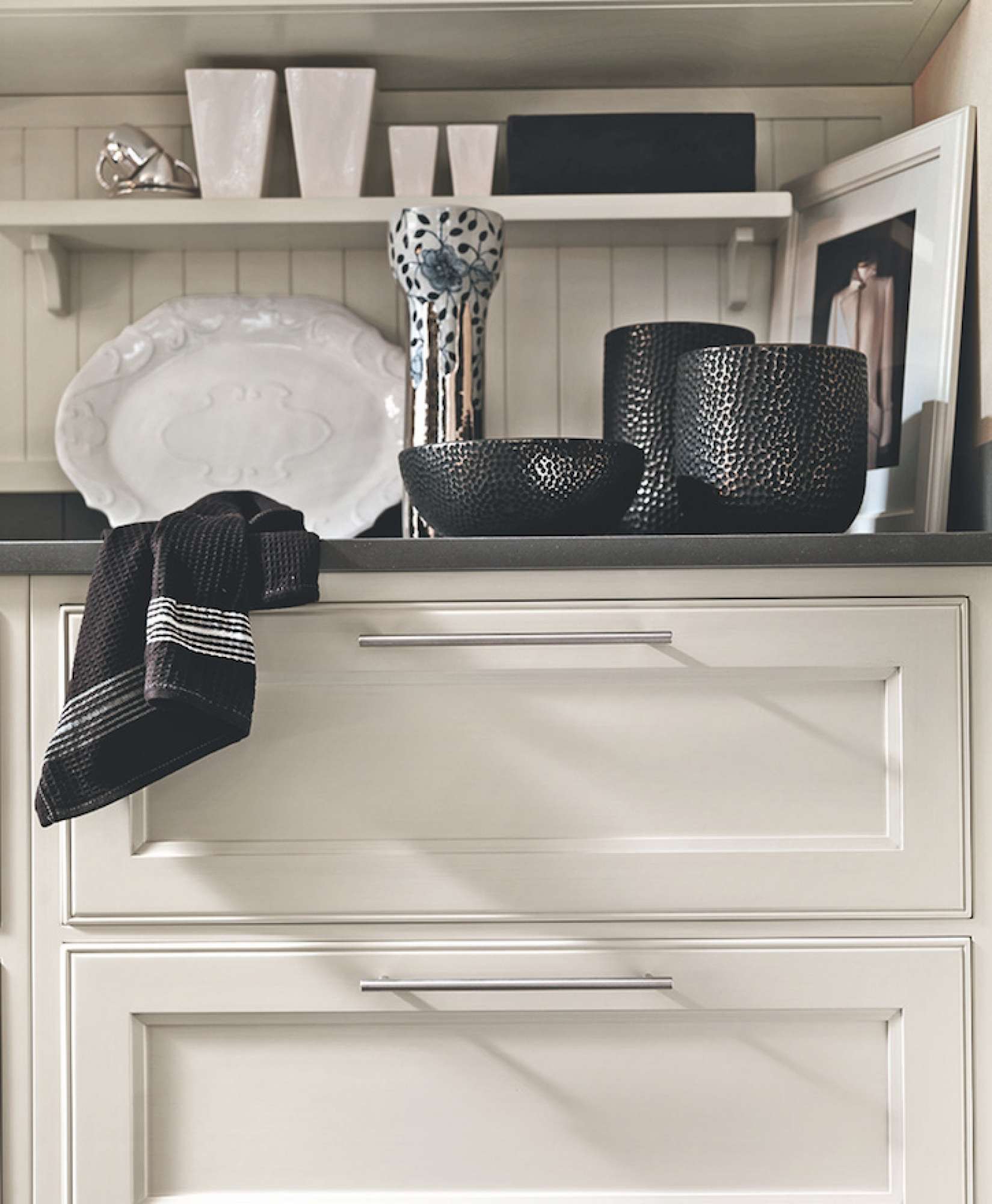 Cucina su misura in legno massello laccato e top in quarzite, dettaglio cassetti, design Martini Verona