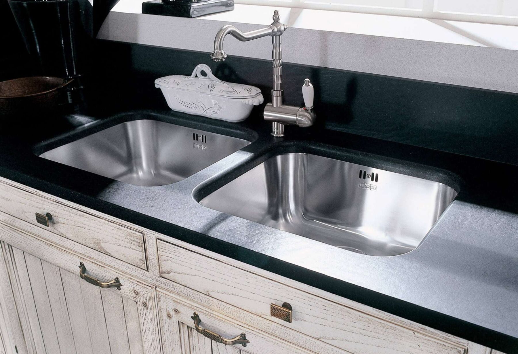 Cucina su misura in legno massiccio di castagno patinato bianco, dettaglio lavabo, design Martini Verona