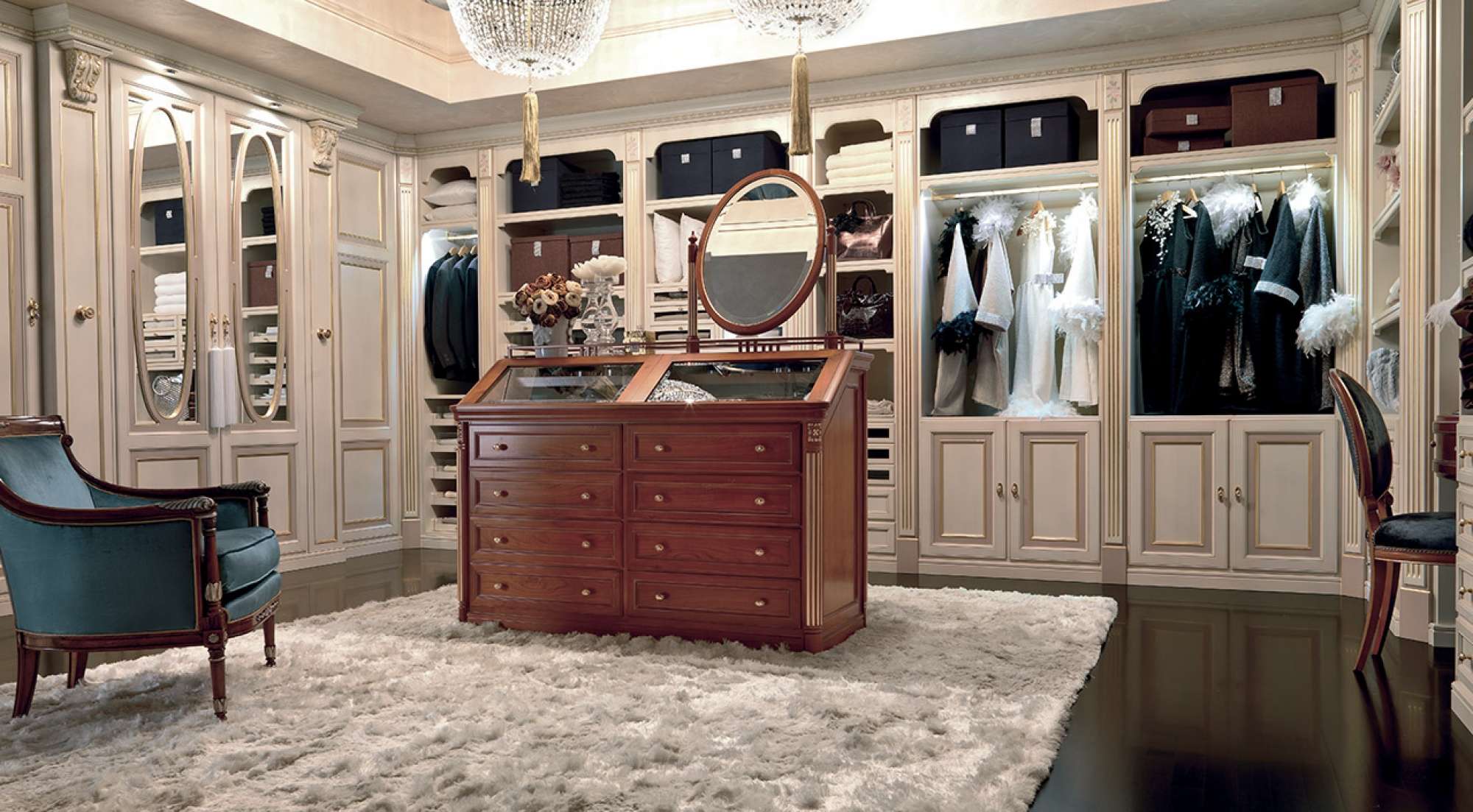 Cabina armadio su misura di lusso in laccatura bicolore e decori in foglia d'oro, design Martini Verona