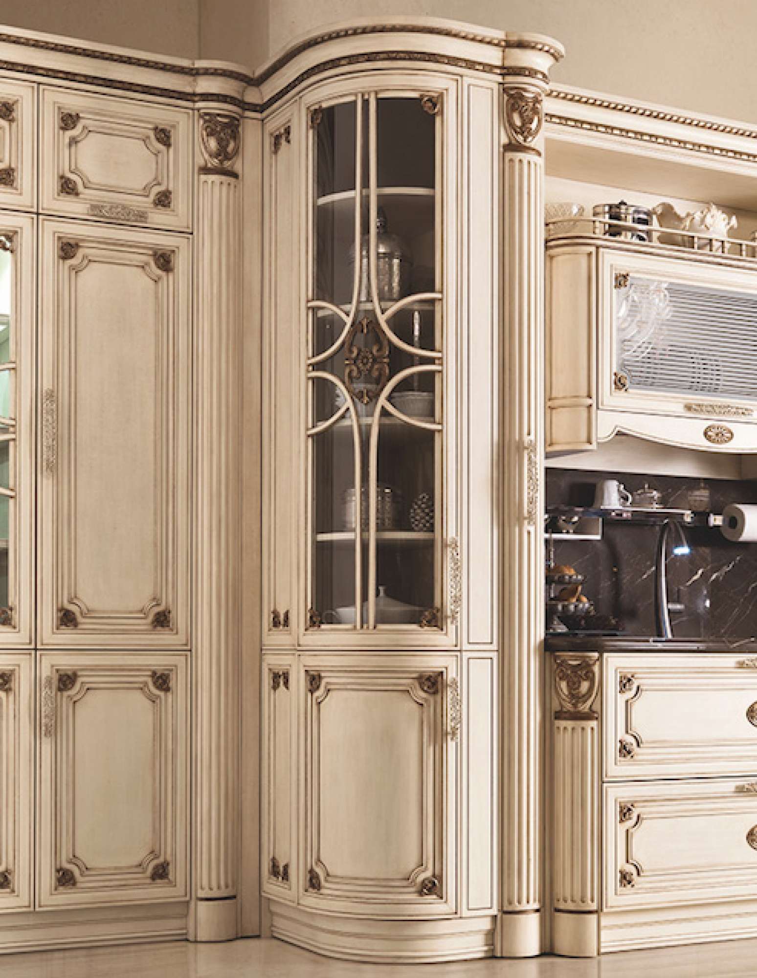 Cucina su misura di lusso laccata vaniglia vintage con decori in foglia oro, design Martini Verona