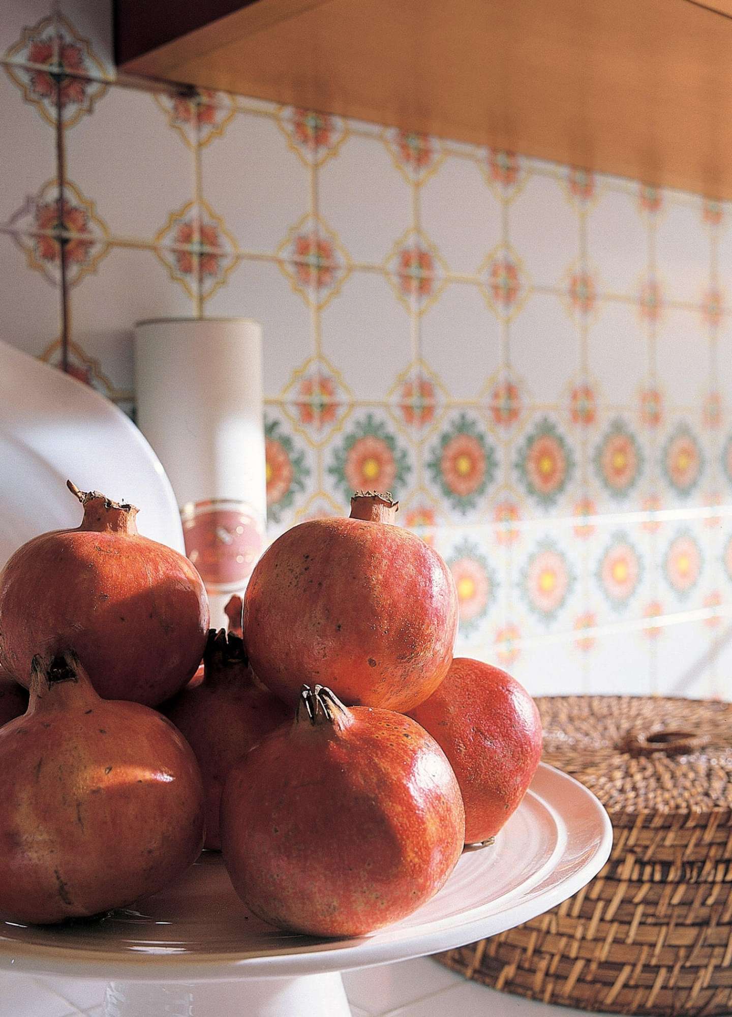 Cucina rossa in ciliegio su misura in stile country, dettaglio paraschizzi, design Martini Verona