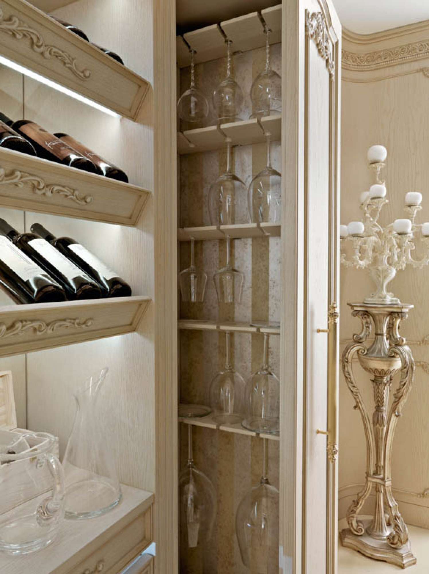 Cucina di lusso su misura in rovere con intagli e finiture dorate, design Martini Verona