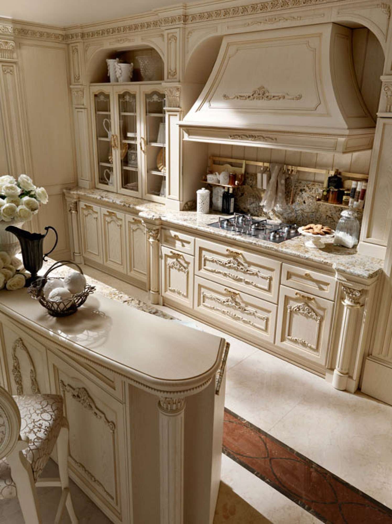 Cucina di lusso su misura in rovere con intagli e finiture dorate, design Martini Verona