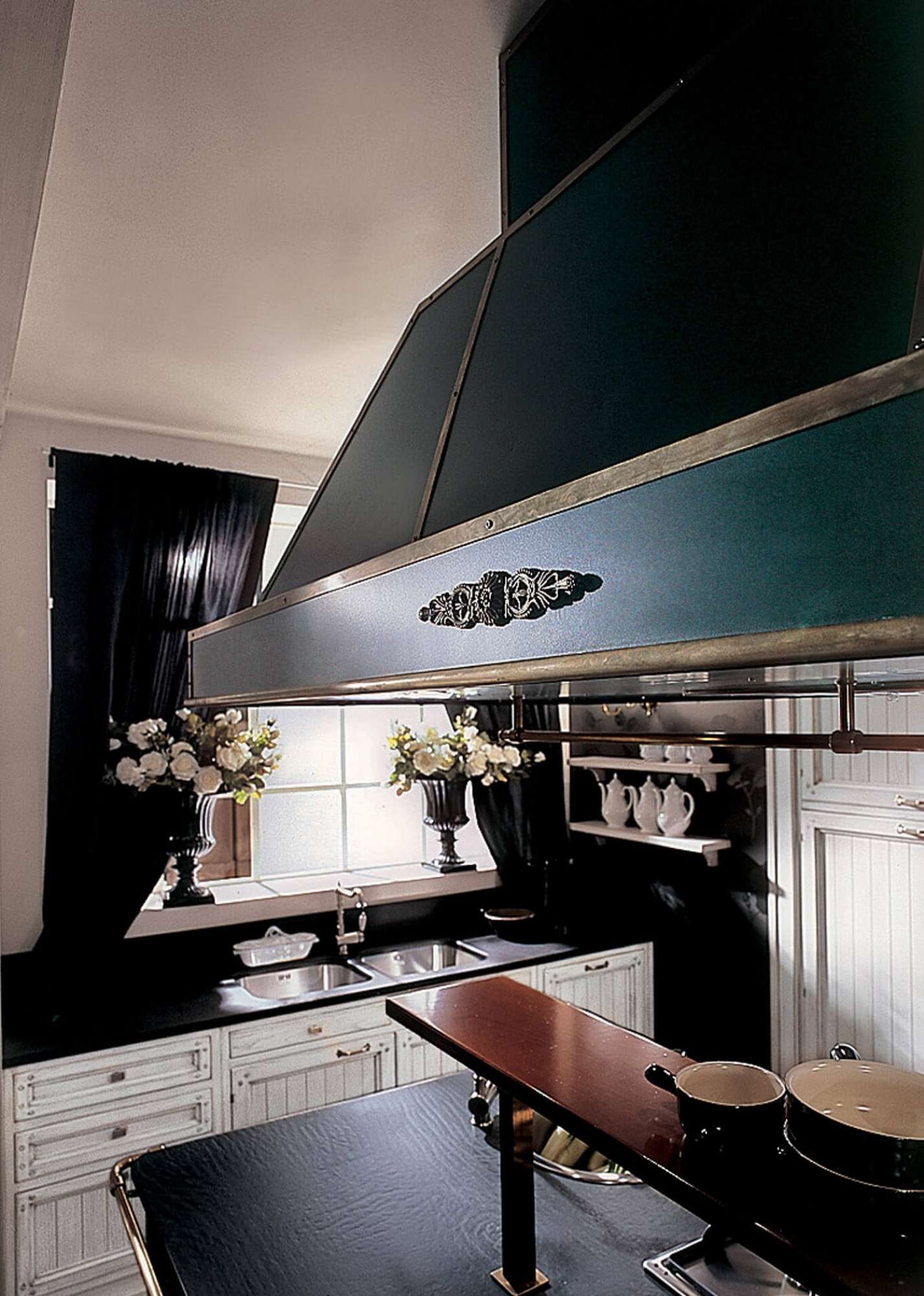 Cucina su misura in legno massiccio di castagno, dettaglio isola in ciliegio e cappa, design Martini Verona