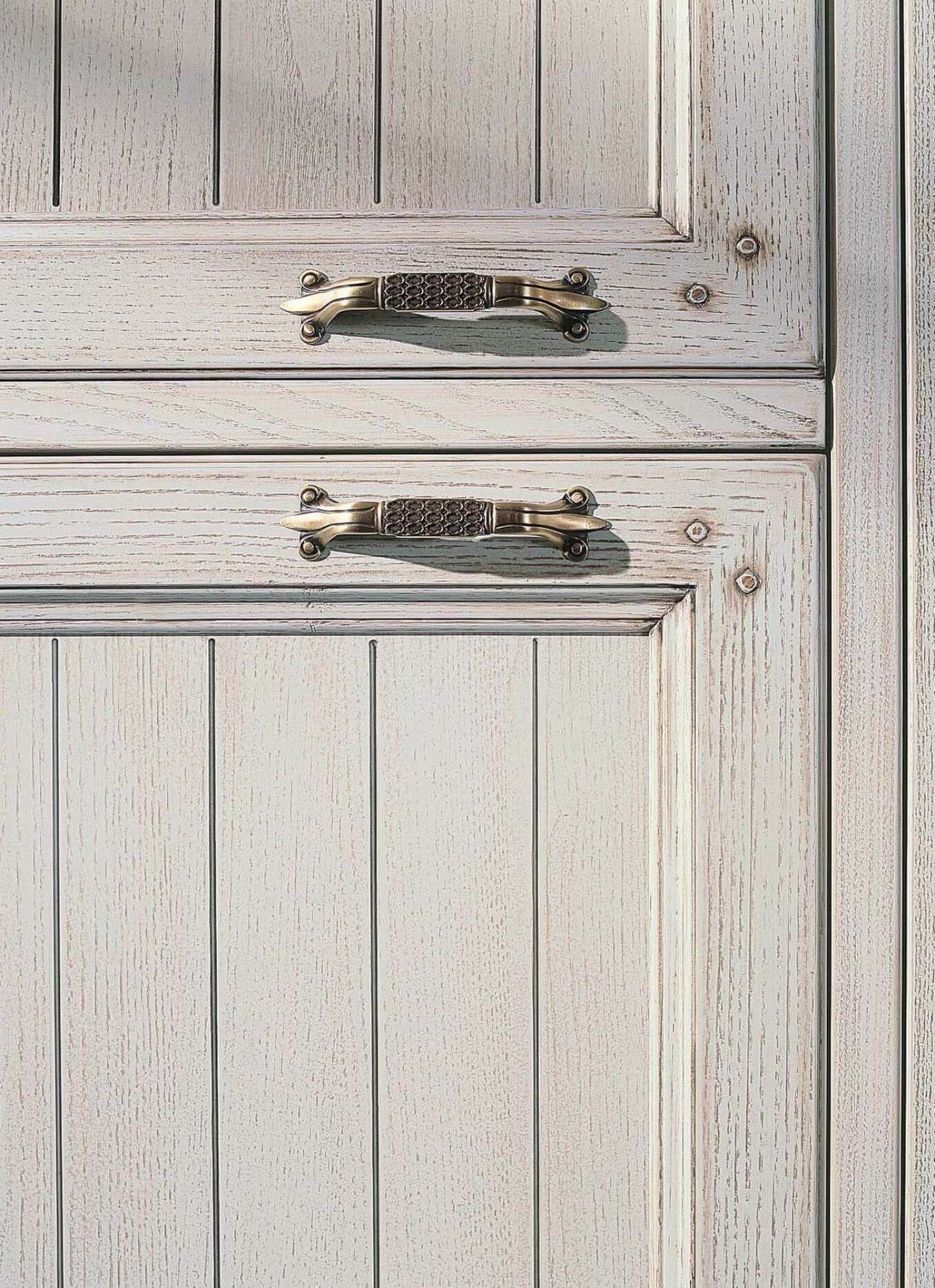 Cucina su misura in legno massiccio di castagno patinato bianco, dettaglio finiture ante, design Martini Verona