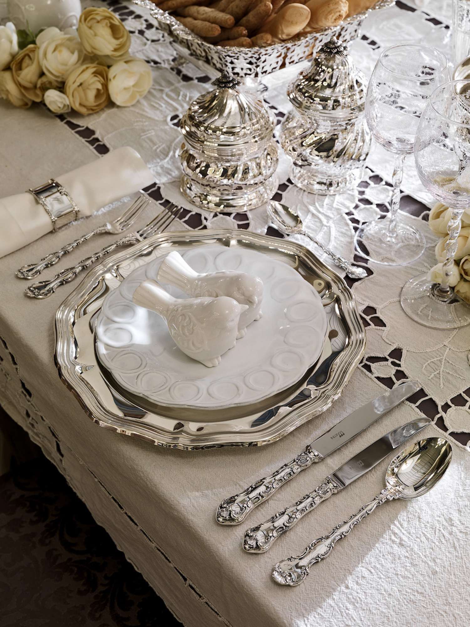 Cucina su misura di lusso laccata vaniglia vintage con decori in foglia oro, design Martini Verona