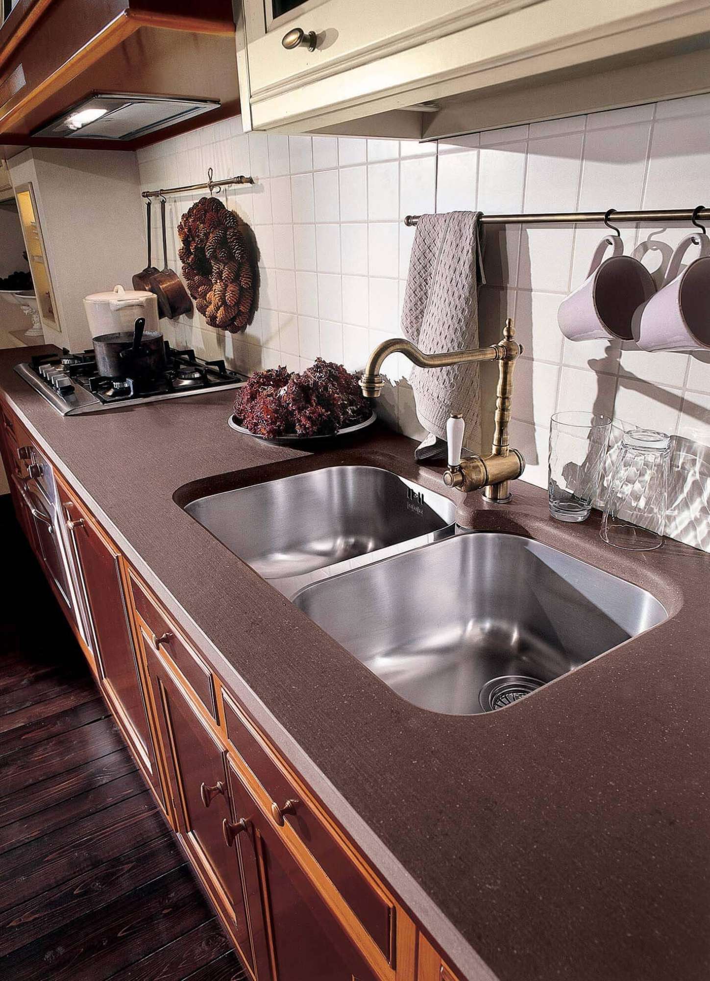 Cucina su misura in ciliegio con finiture di laccatura moka, dettaglio lavello, design Martini Verona