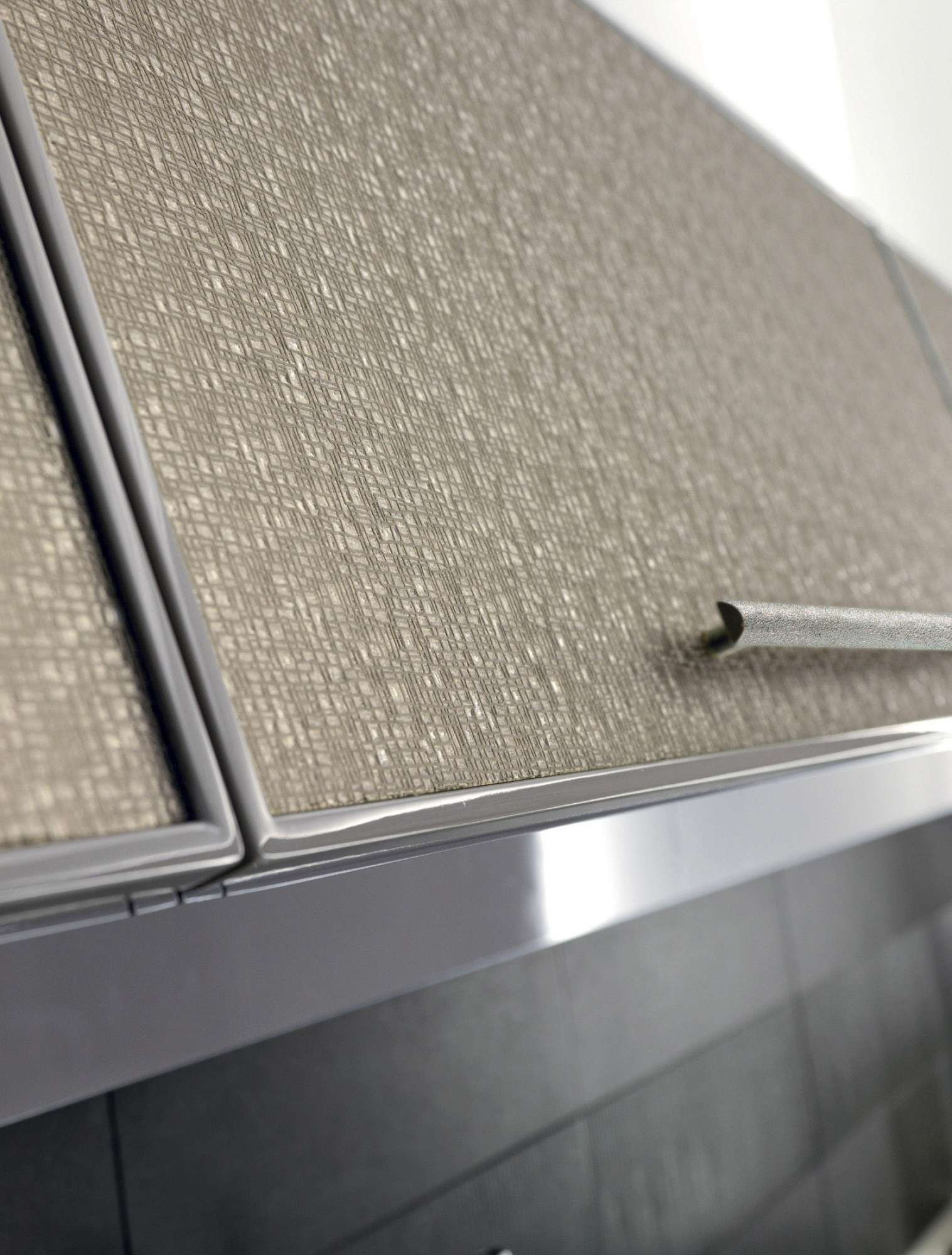 Cucina su misura contemporanea grigia lucido con finiture in vetro, dettaglio cappa, design Martini Verona