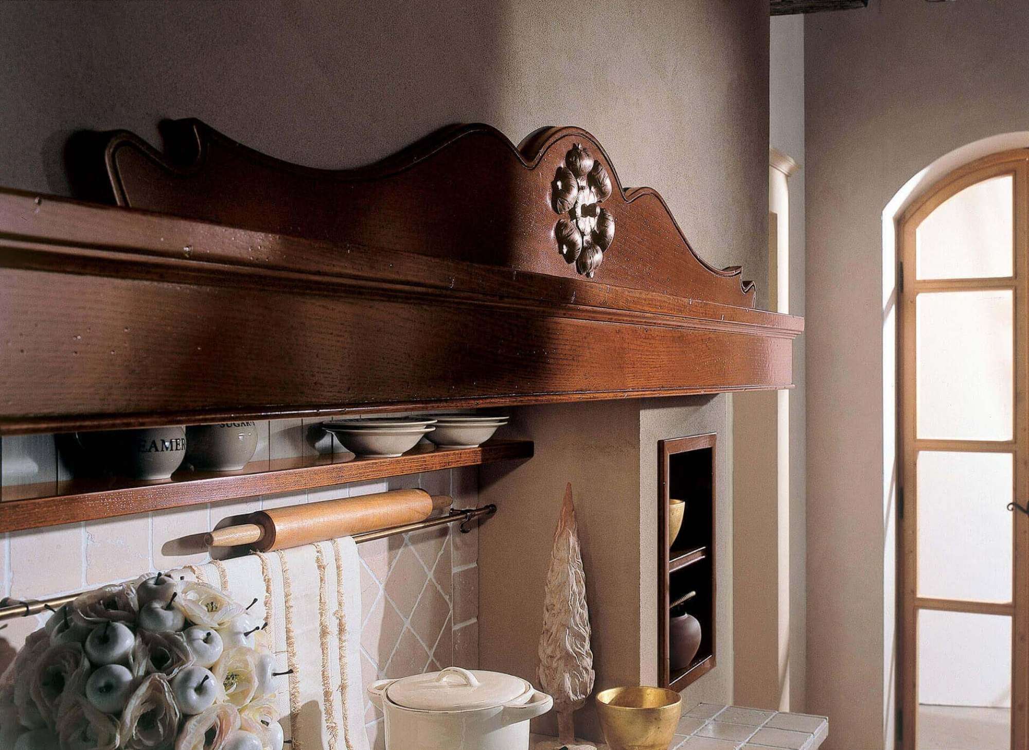 Cucina su misura country in castagno massello laccato, dettaglio finiture, design Martini Verona