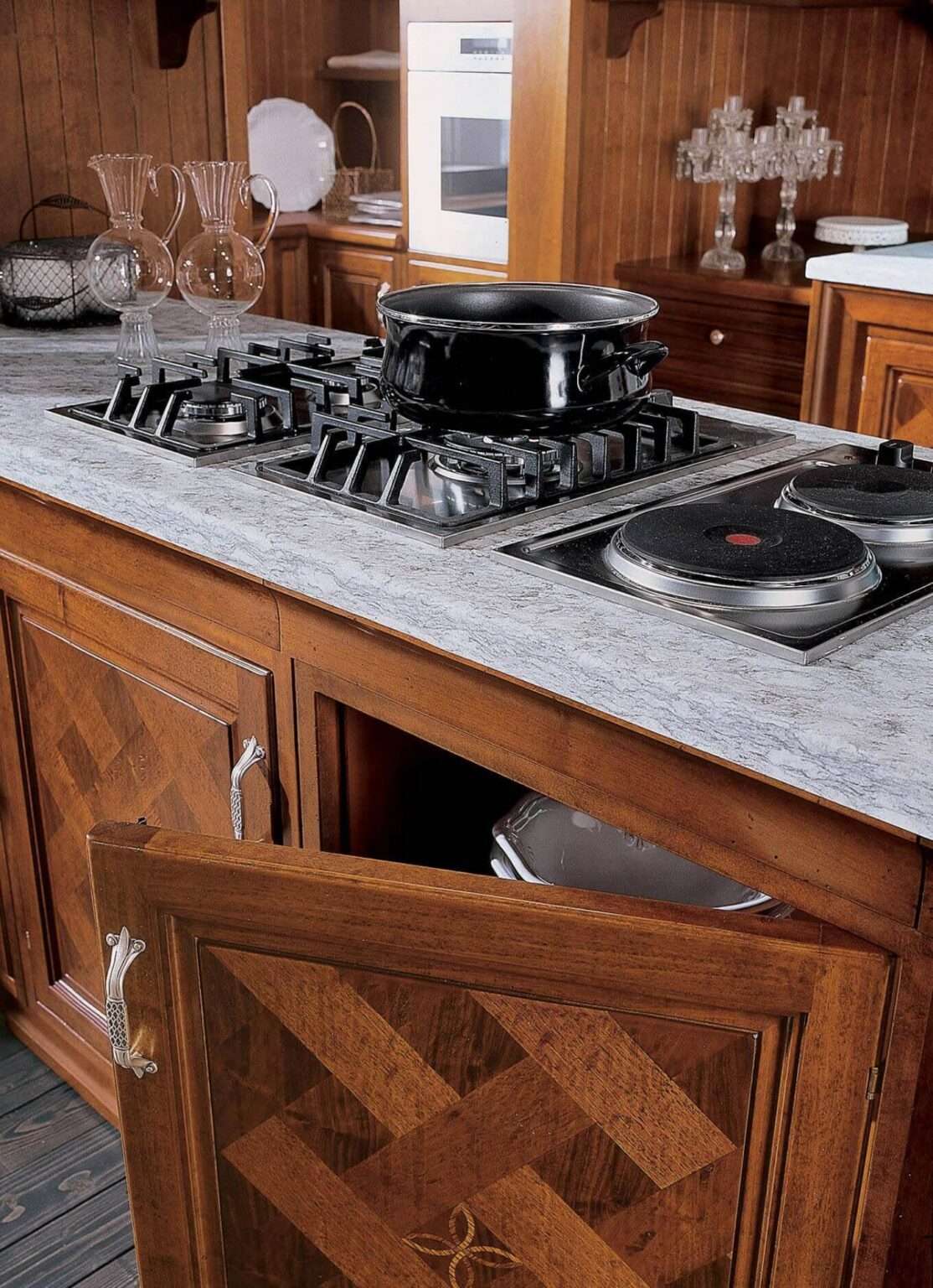 Cucina su misura di lusso in legno massiccio di noce, dettaglio area cottura, design Martini Verona