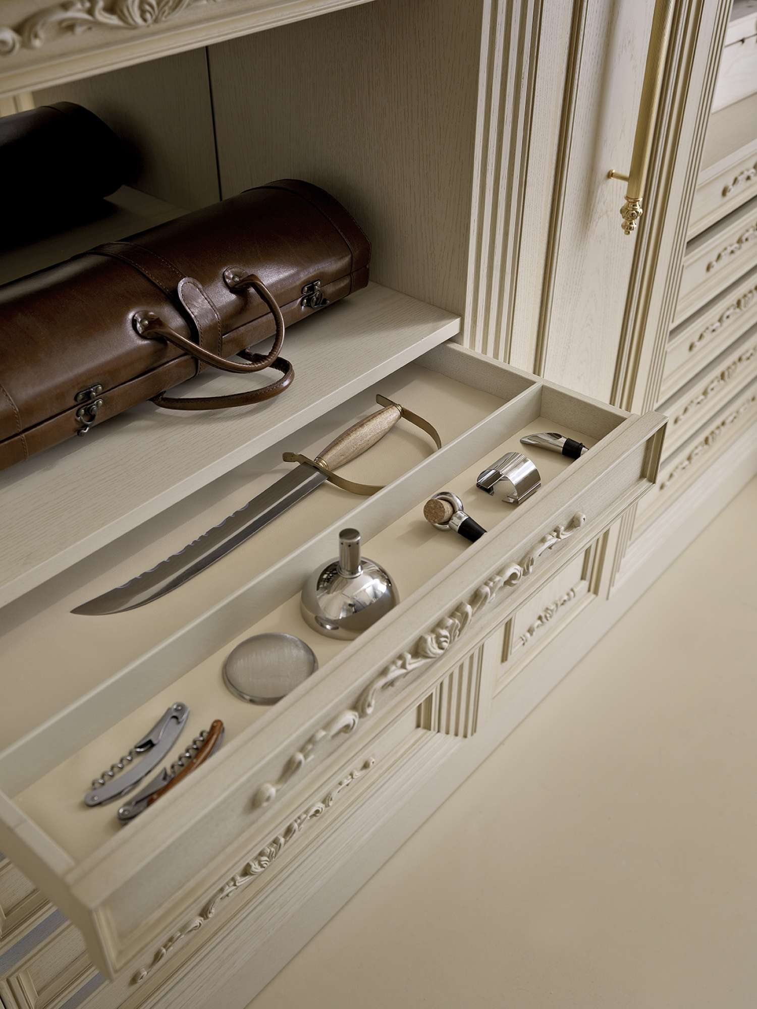 Cucina di lusso su misura in rovere con intagli e finiture dorate, dettaglio cassetti, design Martini Verona