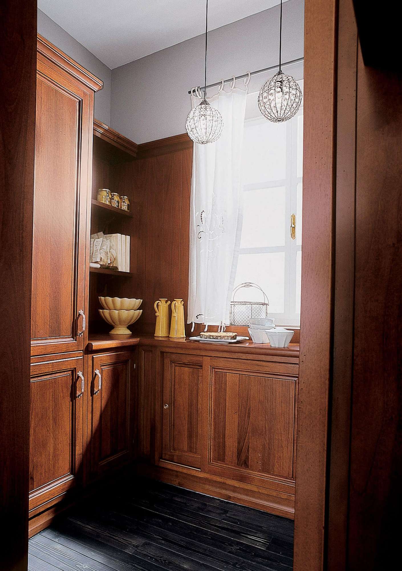 Cucina su misura di lusso in legno massiccio di noce, design Martini Verona